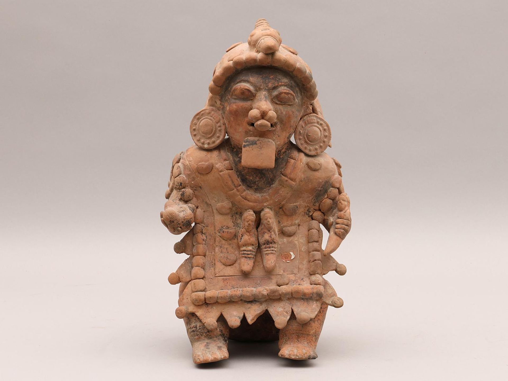 Equador, Jamacoaque, 100-500 AD, sculpture of a seated priest figure.
