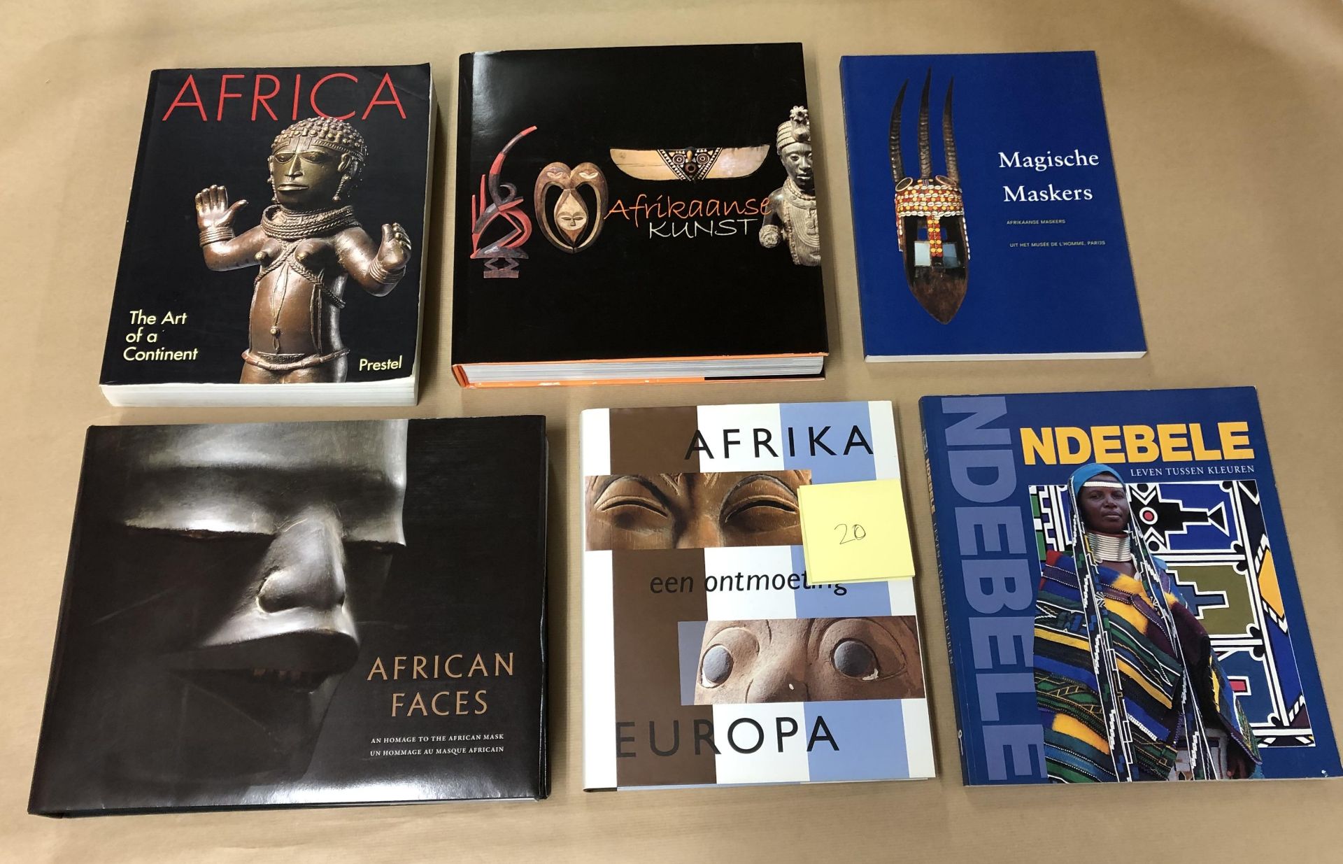 Box with various books on African cultures, arts and religions. - Bild 3 aus 4