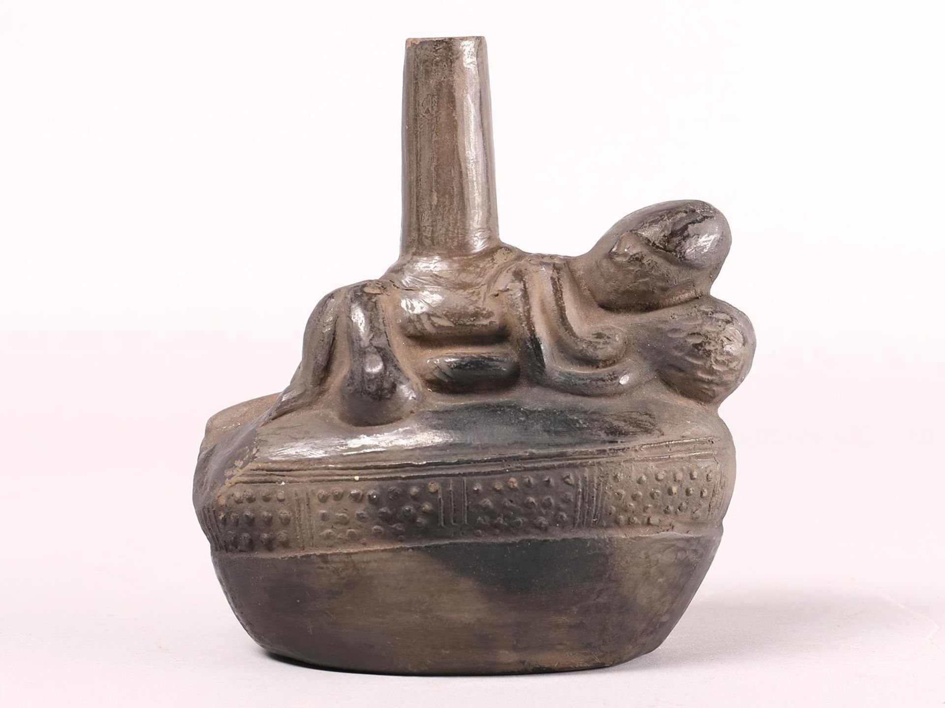Peru, Sican, 700-1370, black terracotta spout vessel, - Image 5 of 6