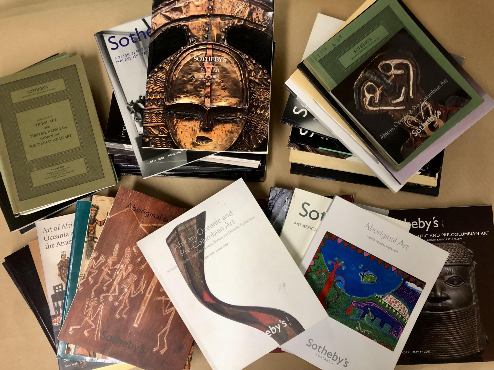Box with various Sotheby's auction catalogues manly on tribal arts - Bild 2 aus 2