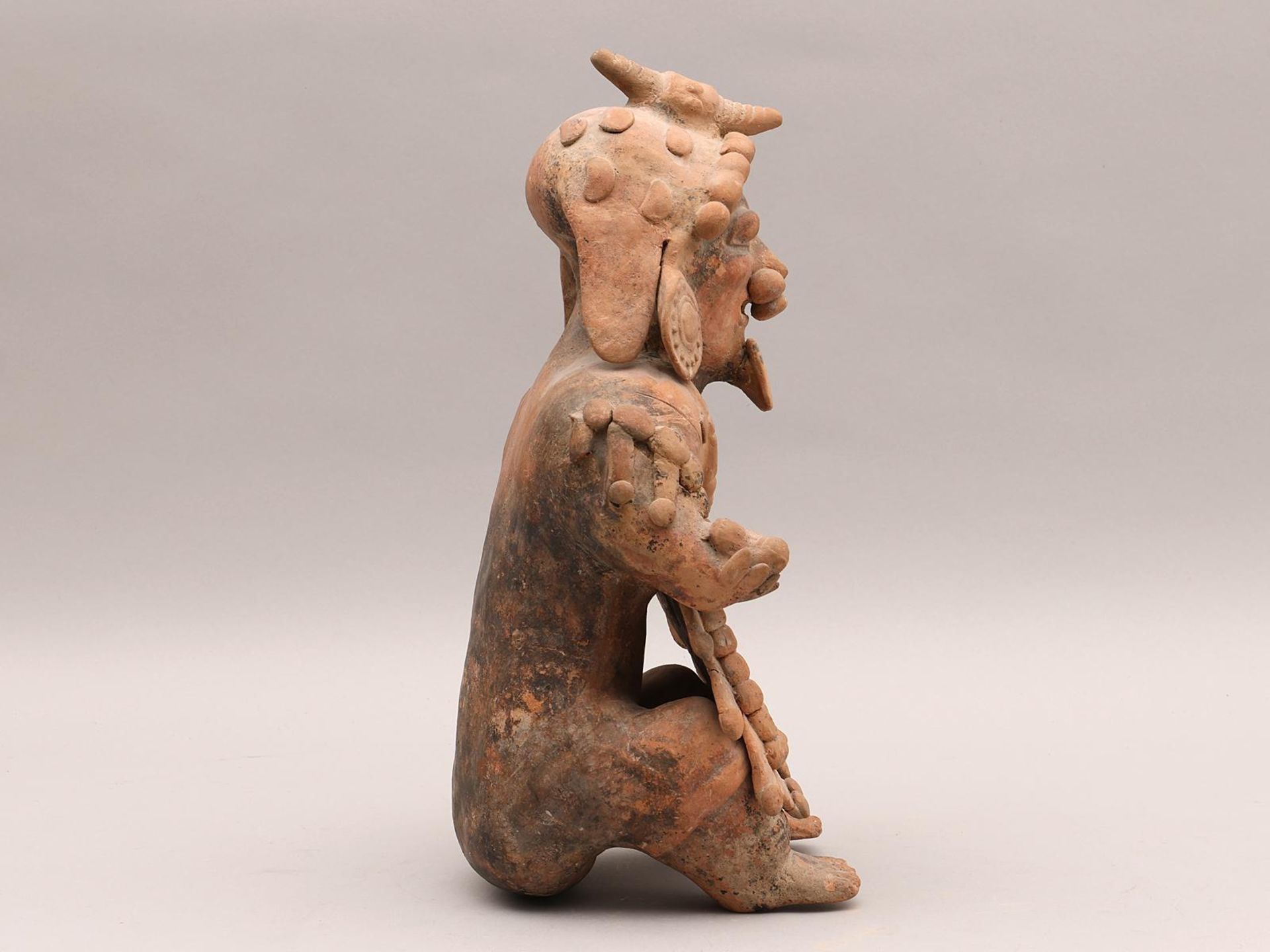 Equador, Jamacoaque, 100-500 AD, sculpture of a seated priest figure. - Image 6 of 8