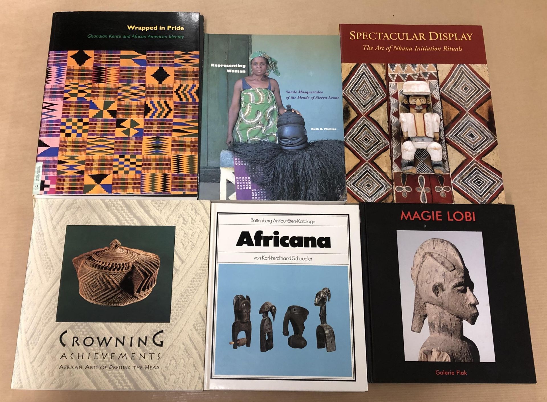 Sixteen books on various topics; European, African and Oceanic arts. - Bild 3 aus 4