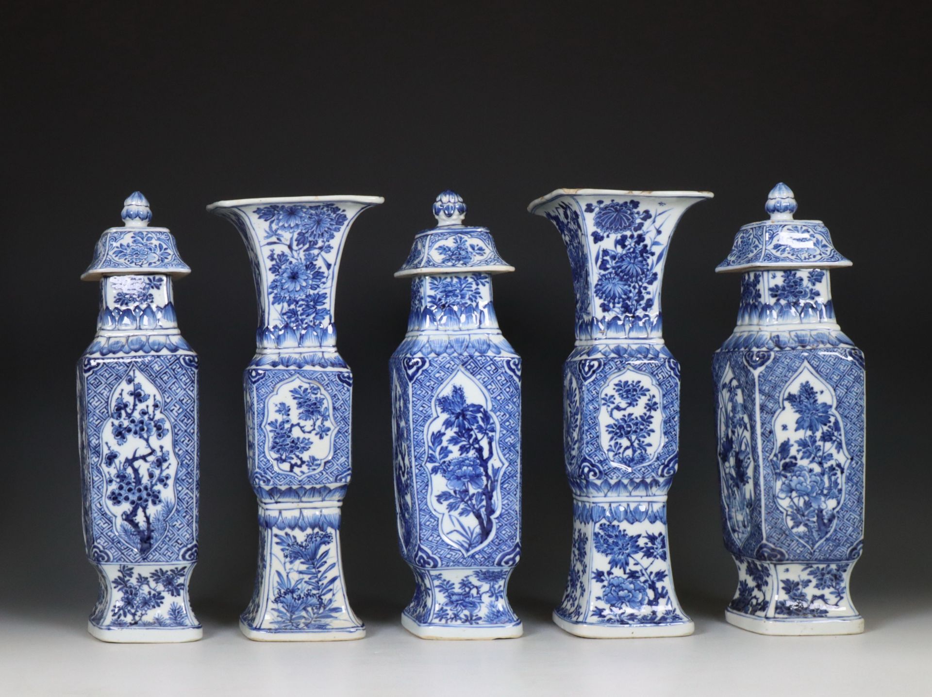 China, blue and white porcelain five-piece lozenge garniture, Kangxi (1662-1722), - Bild 2 aus 15