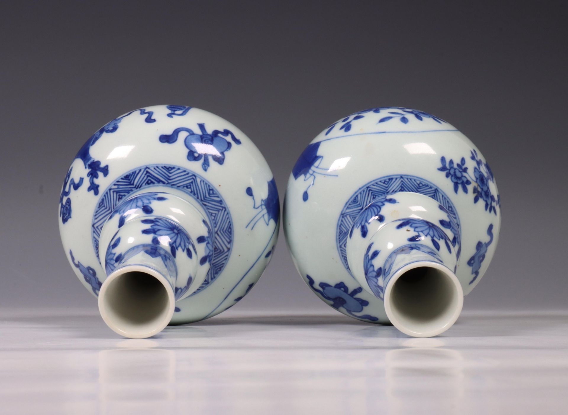 China, pair of blue and white garlic-neck vases, 19th/ 20th century, - Bild 4 aus 6