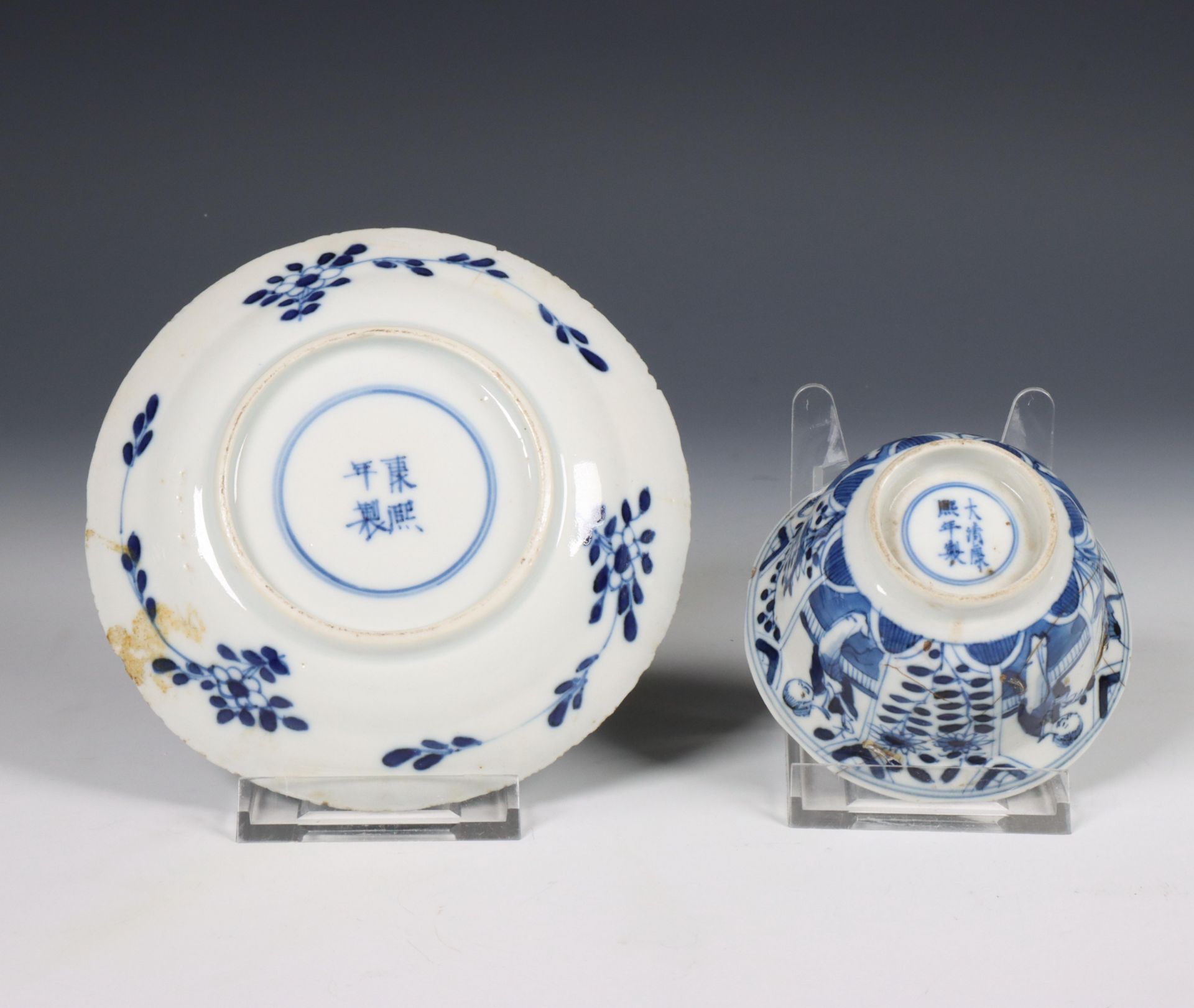 China, associated set of twelve blue and white porcelain tea bowls and eleven saucers, Kangxi period - Image 3 of 4
