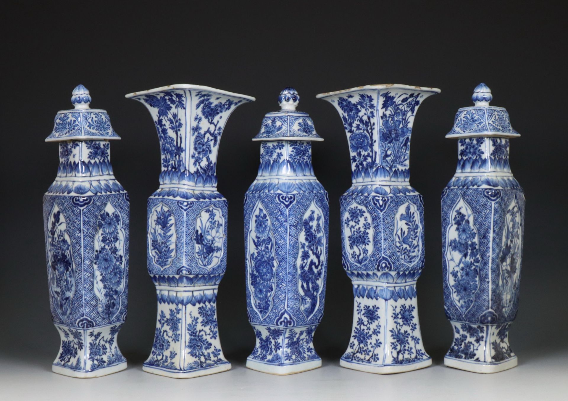 China, blue and white porcelain five-piece lozenge garniture, Kangxi (1662-1722), - Bild 15 aus 15