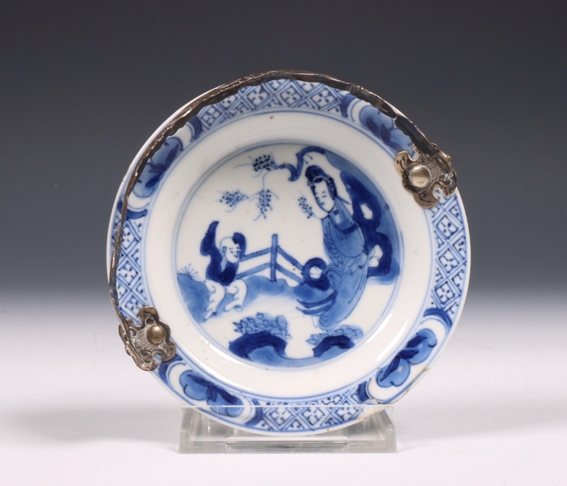 China, silver-mounted blue and white porcelain saucer, Kangxi period (1662-1722), the silver 19th ce - Bild 3 aus 3