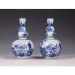 China, pair of blue and white garlic-neck vases, 19th/ 20th century,