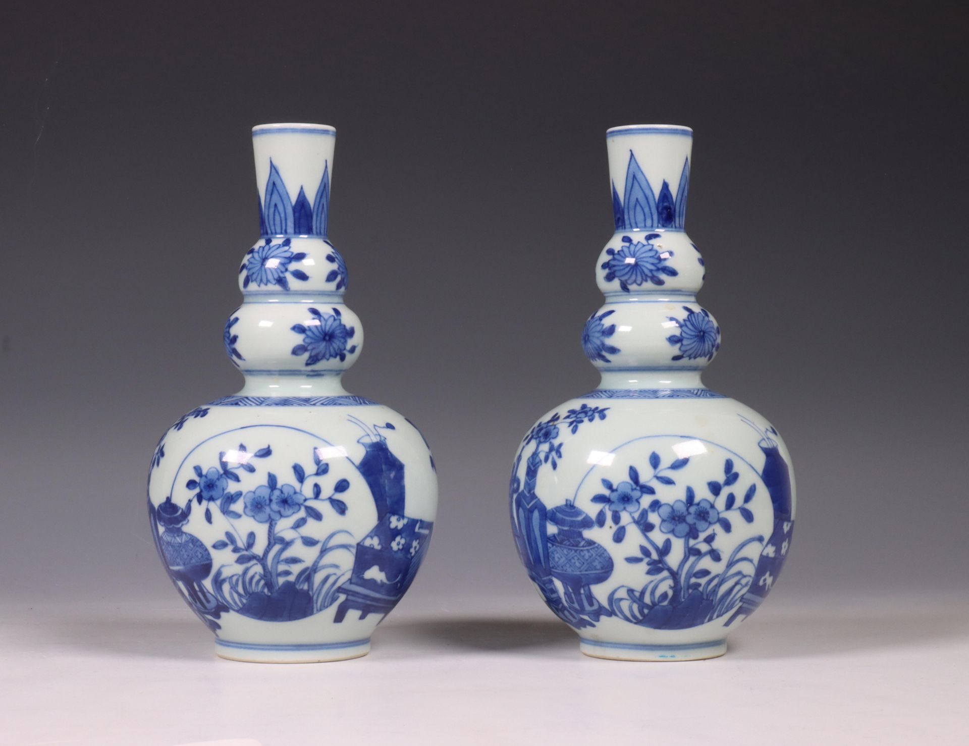 China, pair of blue and white garlic-neck vases, 19th/ 20th century,