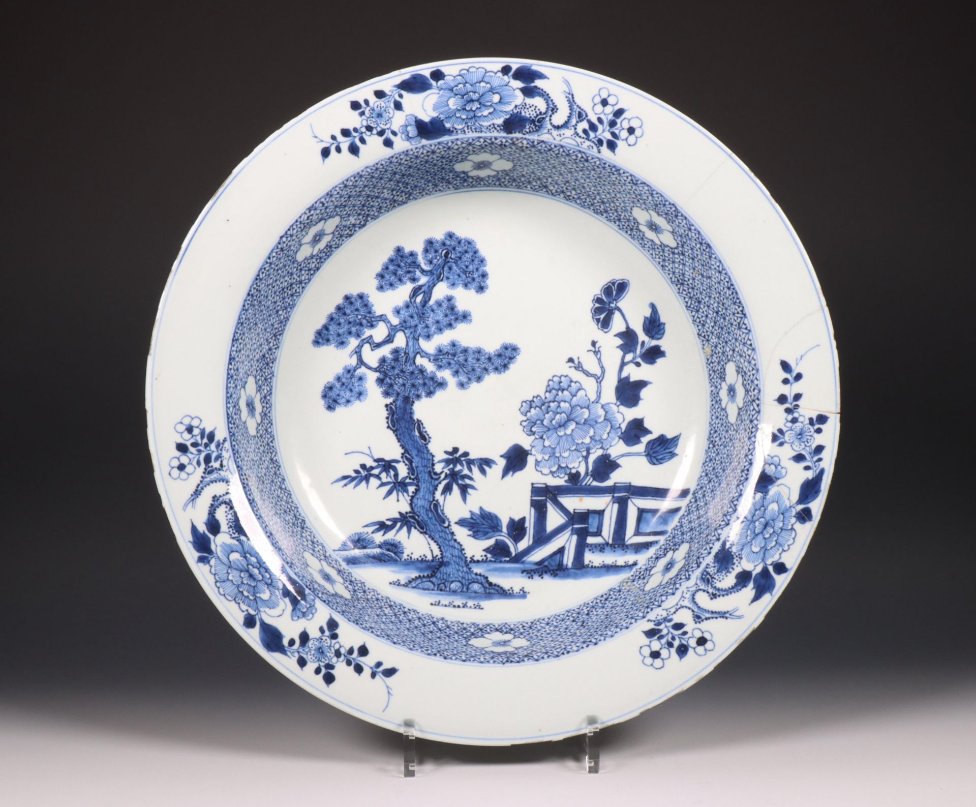 China, large blue and white porcelain serving dish, Qianlong period (1736-1795),