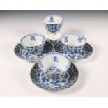 China, set van vier blauw-wit porseleinen koppen en drie schotels, Kangxi periode (1662-1722),