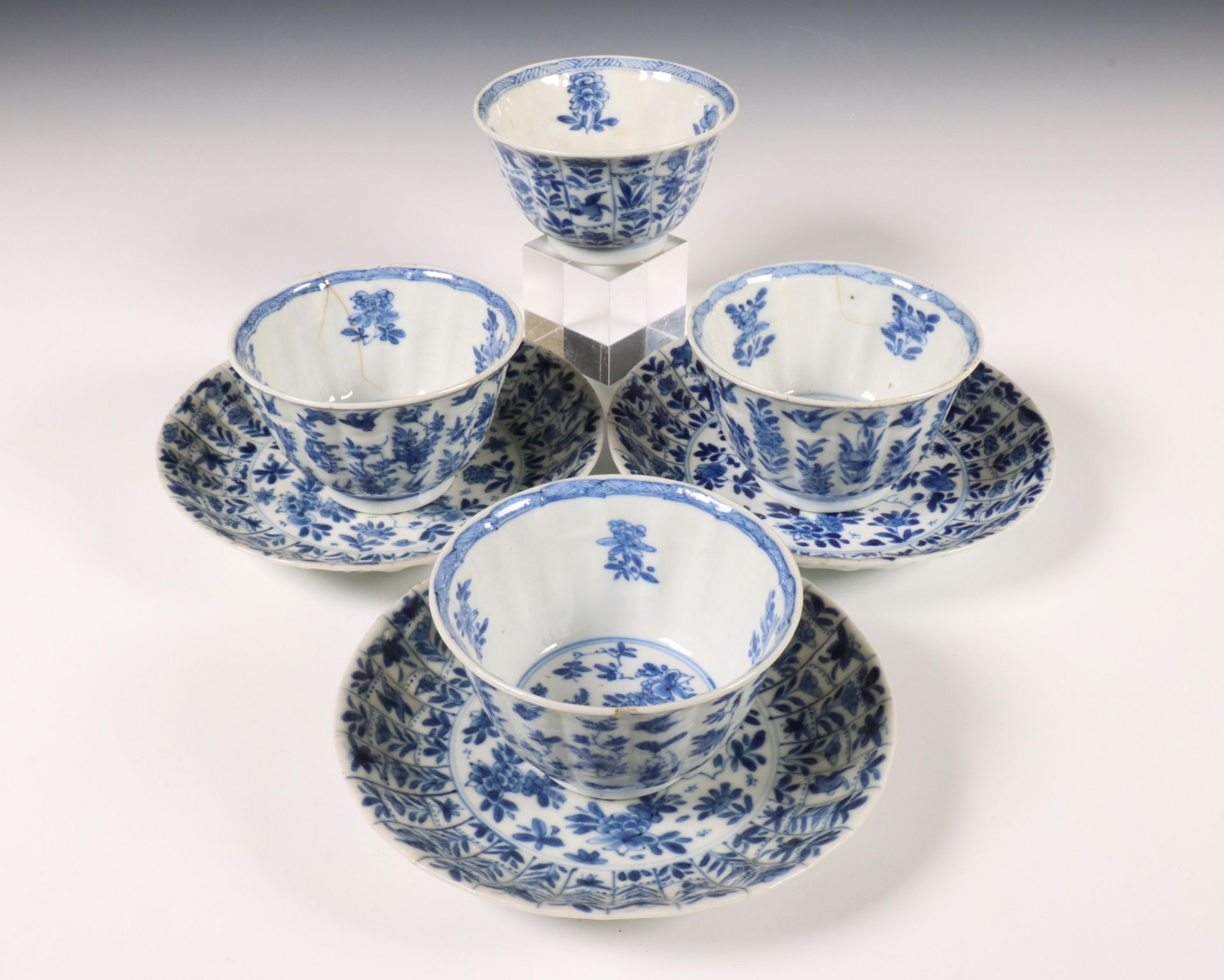 China, set van vier blauw-wit porseleinen koppen en drie schotels, Kangxi periode (1662-1722),