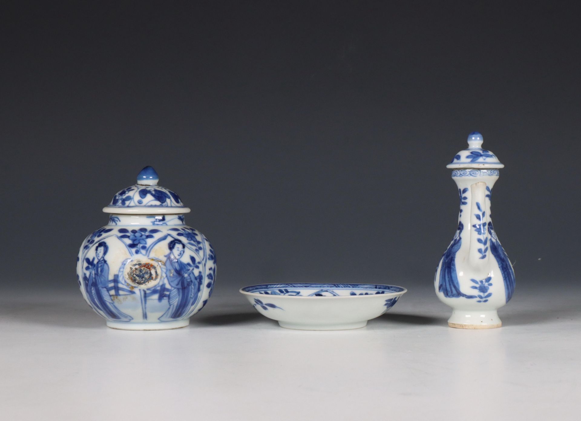 China, two small blue and white jars and one saucer, Kangxi period (1662-1722), - Bild 3 aus 6
