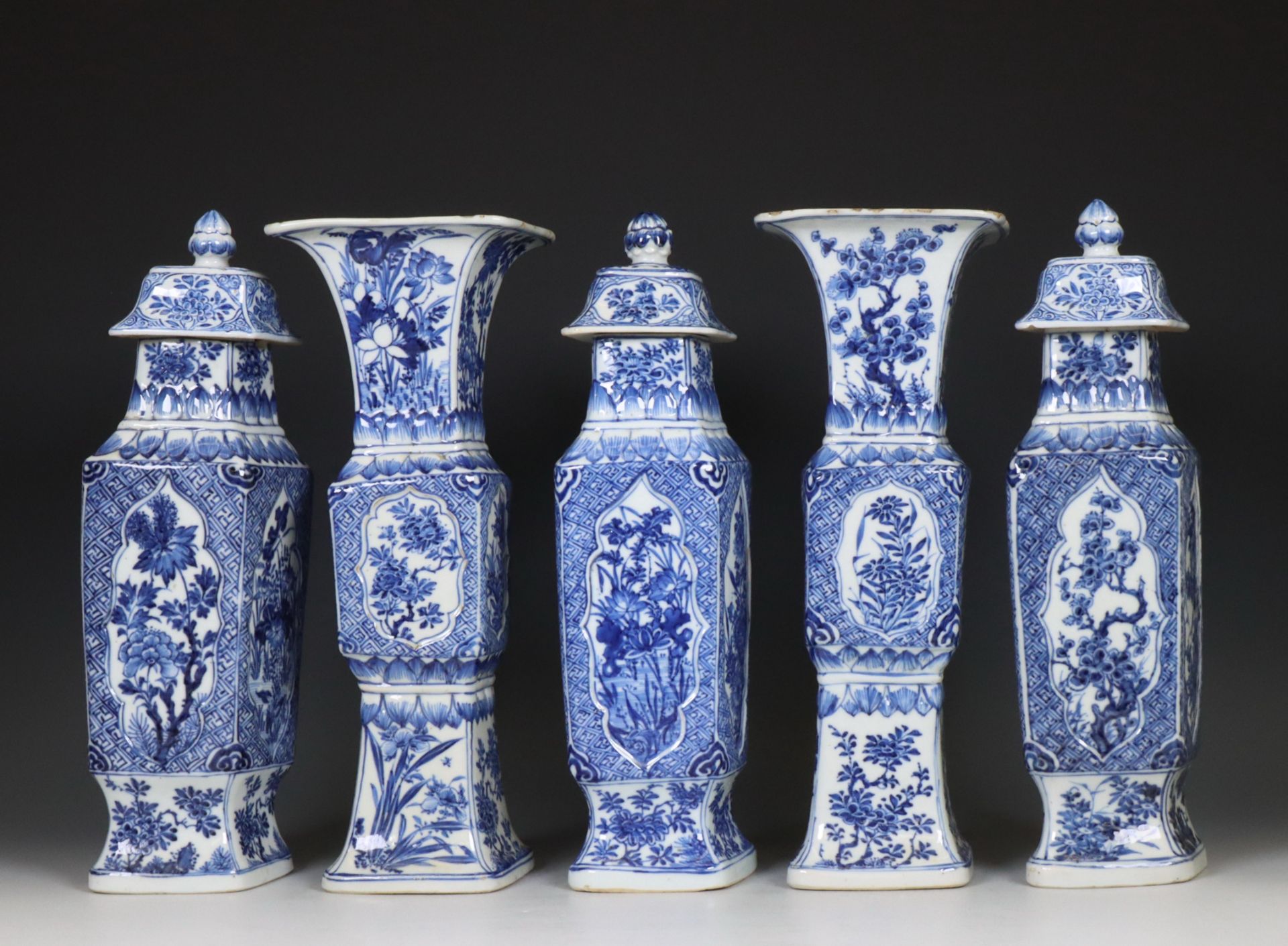 China, blue and white porcelain five-piece lozenge garniture, Kangxi (1662-1722), - Bild 8 aus 15