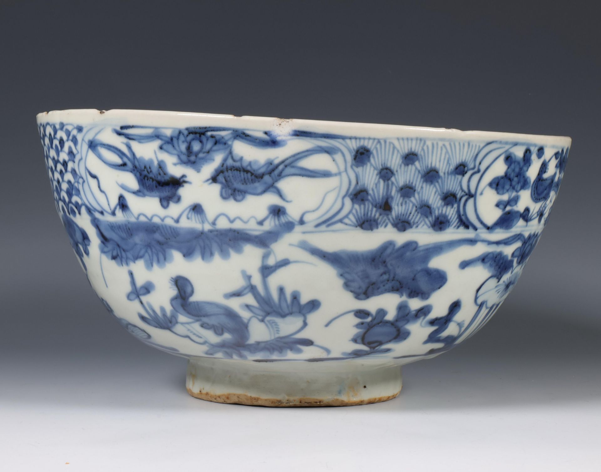 China, large blue and white porcelain bowl, mid-17th century, - Bild 2 aus 6