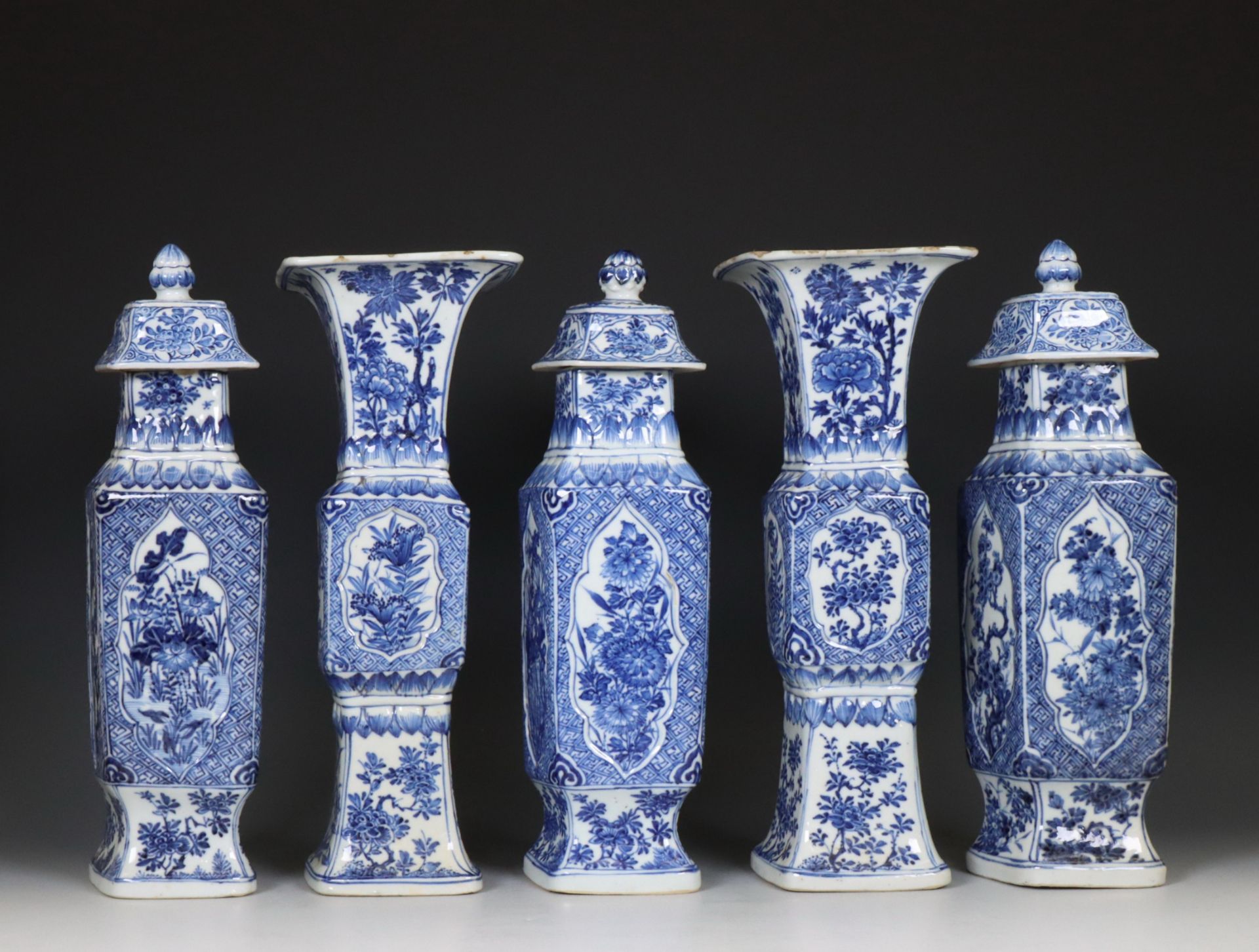 China, blue and white porcelain five-piece lozenge garniture, Kangxi (1662-1722), - Bild 13 aus 15