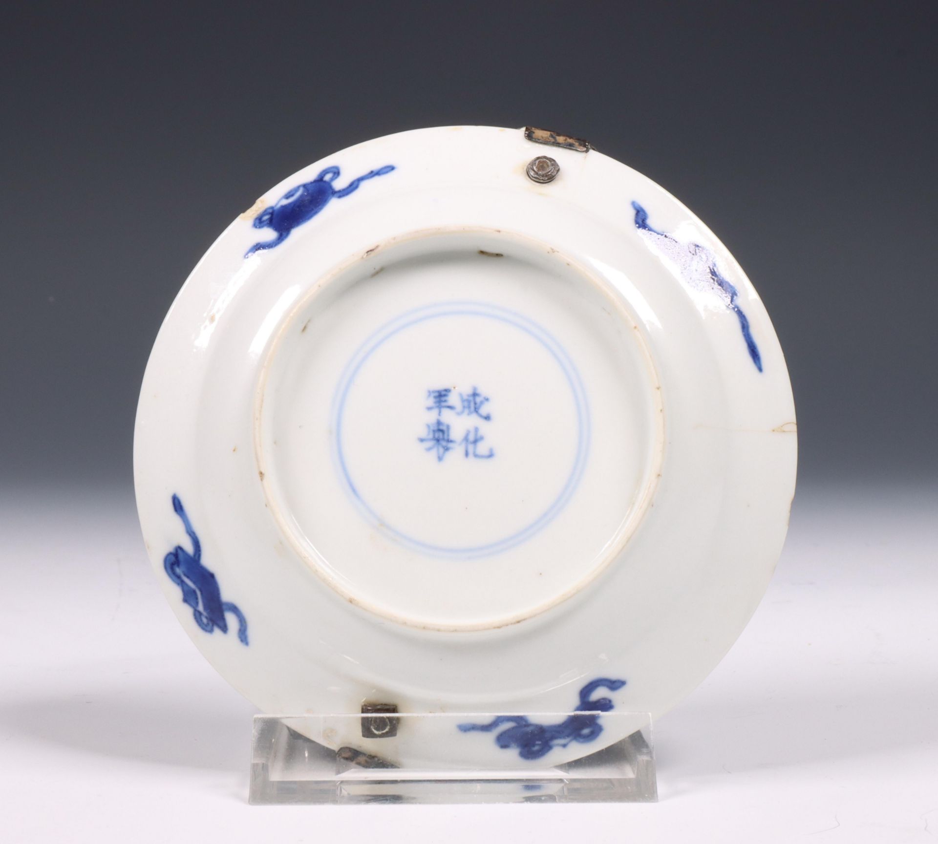 China, silver-mounted blue and white porcelain saucer, Kangxi period (1662-1722), the silver 19th ce - Bild 2 aus 3