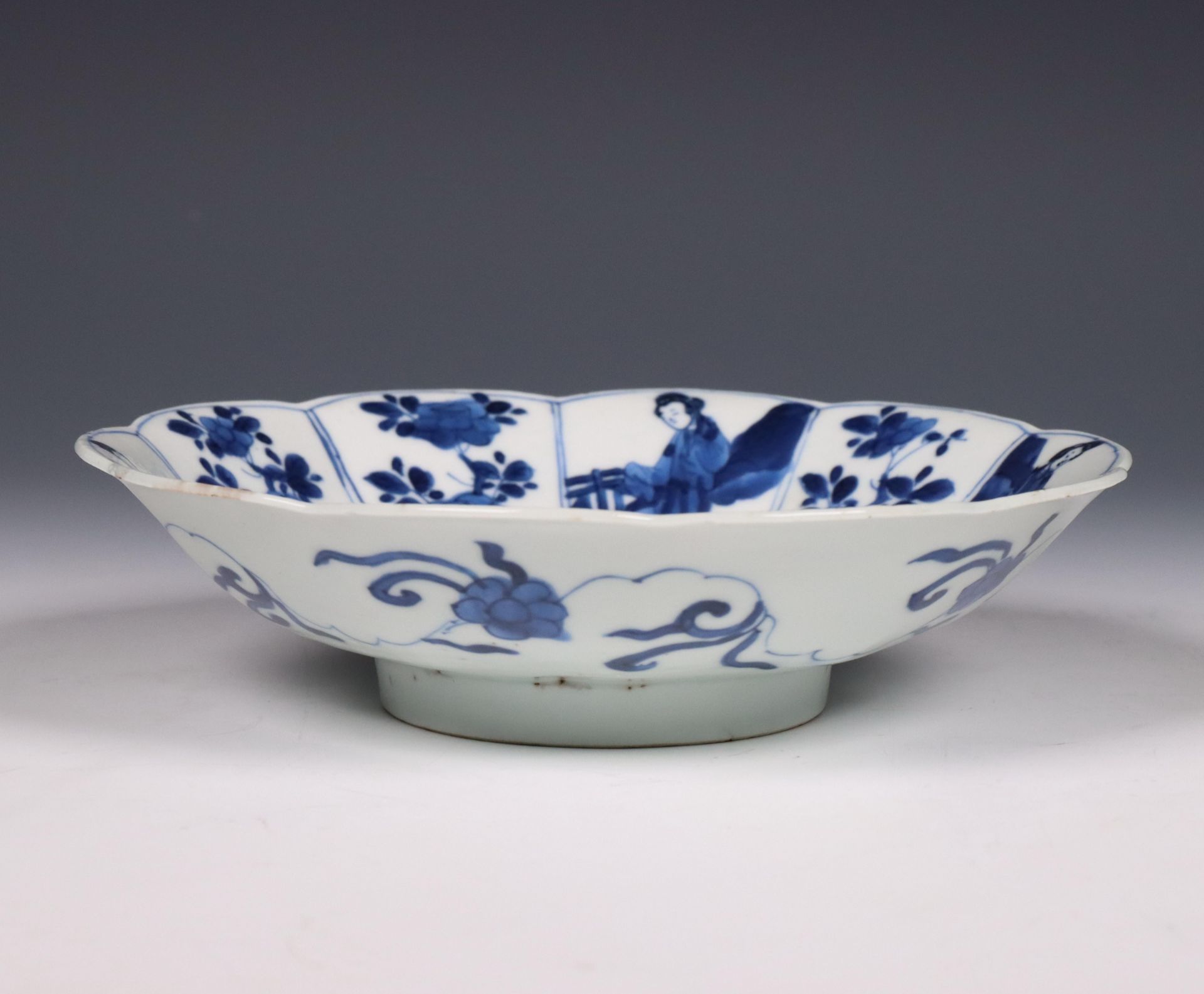 China, blue and white lobed saucer, Kangxi period (1662-1722), - Bild 2 aus 3