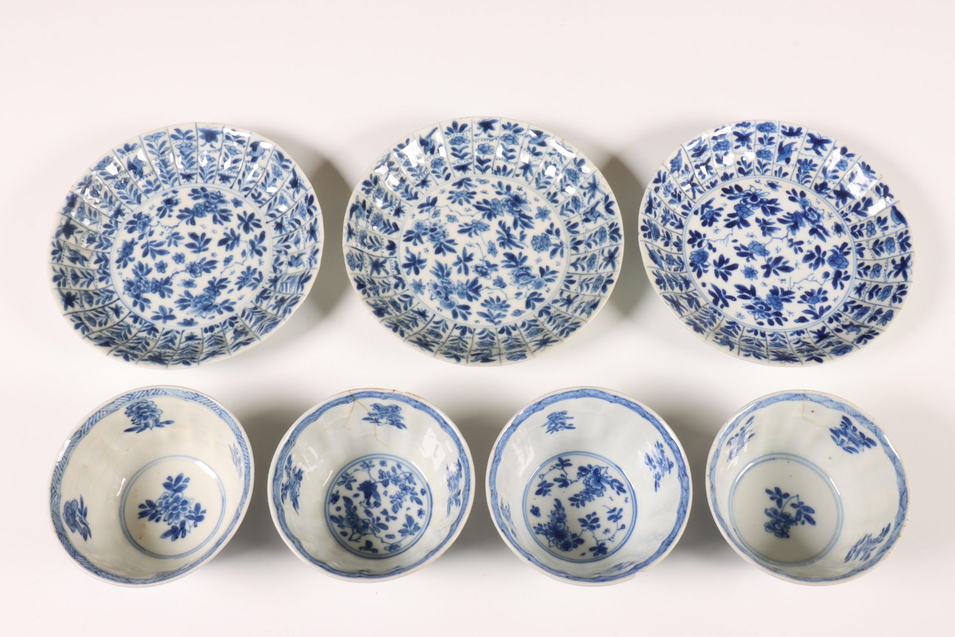 China, set van vier blauw-wit porseleinen koppen en drie schotels, Kangxi periode (1662-1722), - Image 2 of 4