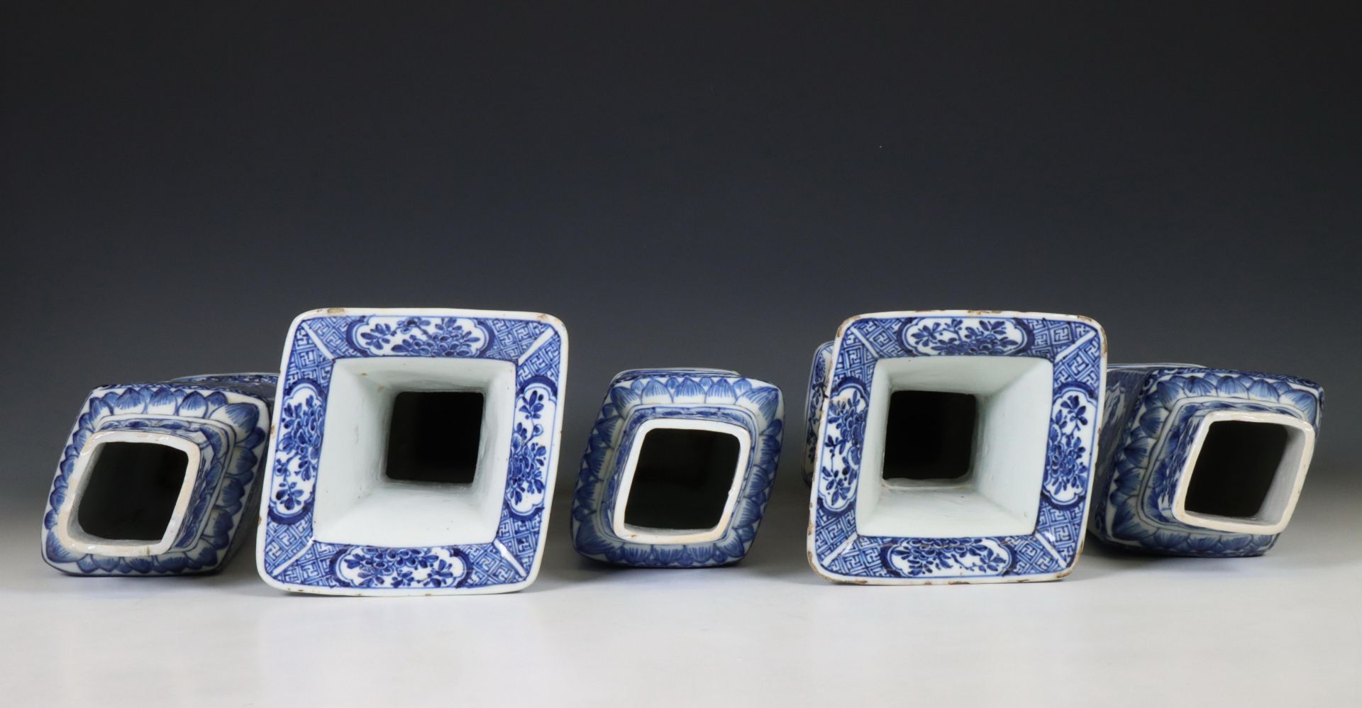 China, blue and white porcelain five-piece lozenge garniture, Kangxi (1662-1722), - Bild 7 aus 15