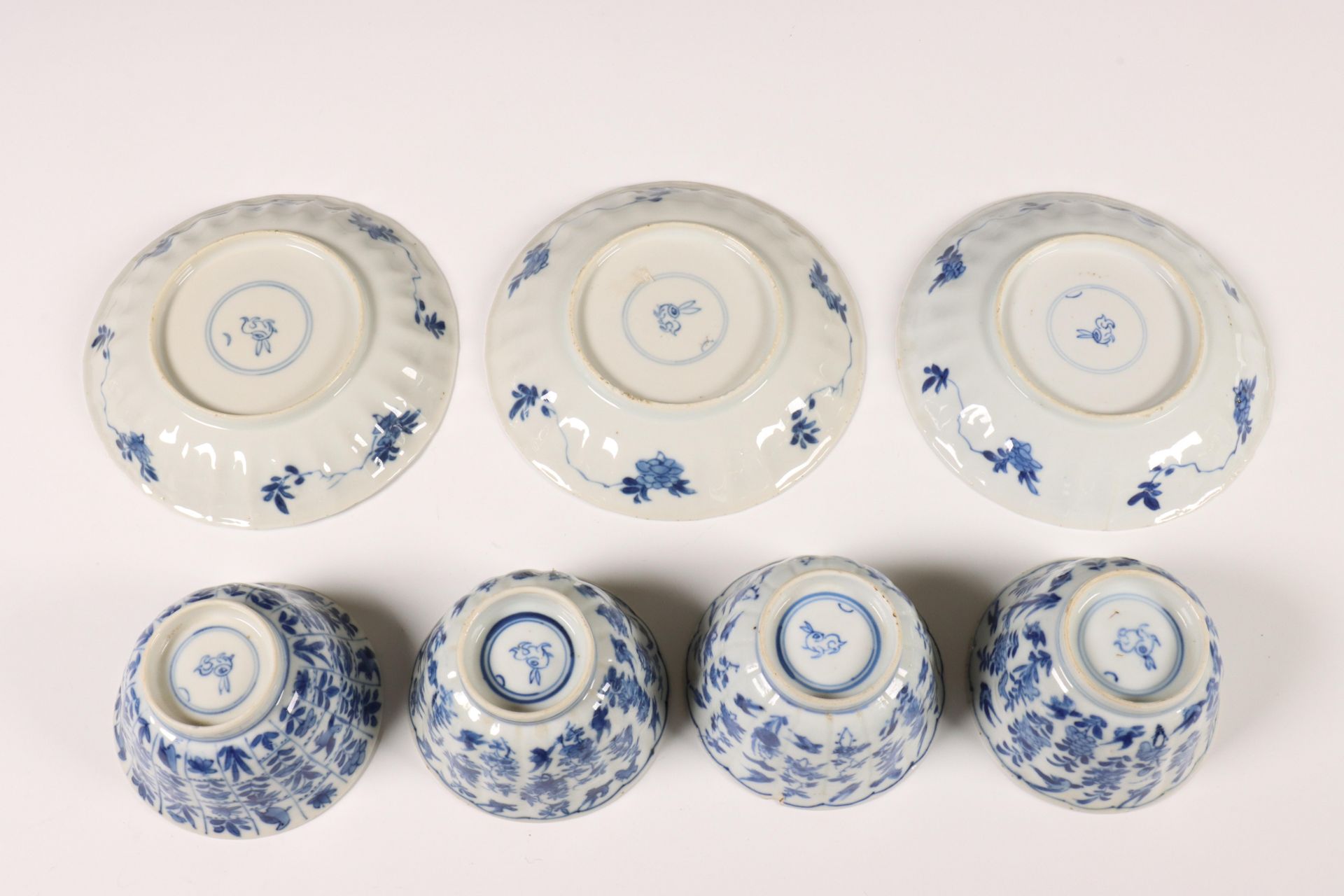 China, set van vier blauw-wit porseleinen koppen en drie schotels, Kangxi periode (1662-1722), - Image 3 of 4
