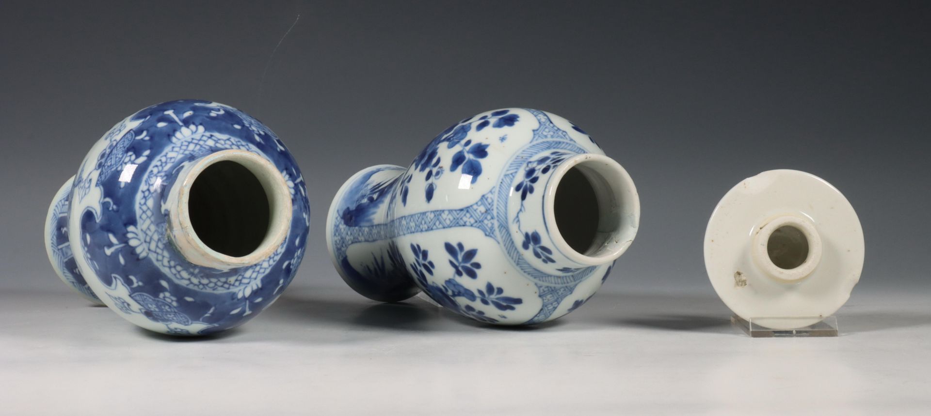 China, two blue and white porcelain baluster vases, Qianlong period (1736-1795), - Image 4 of 6