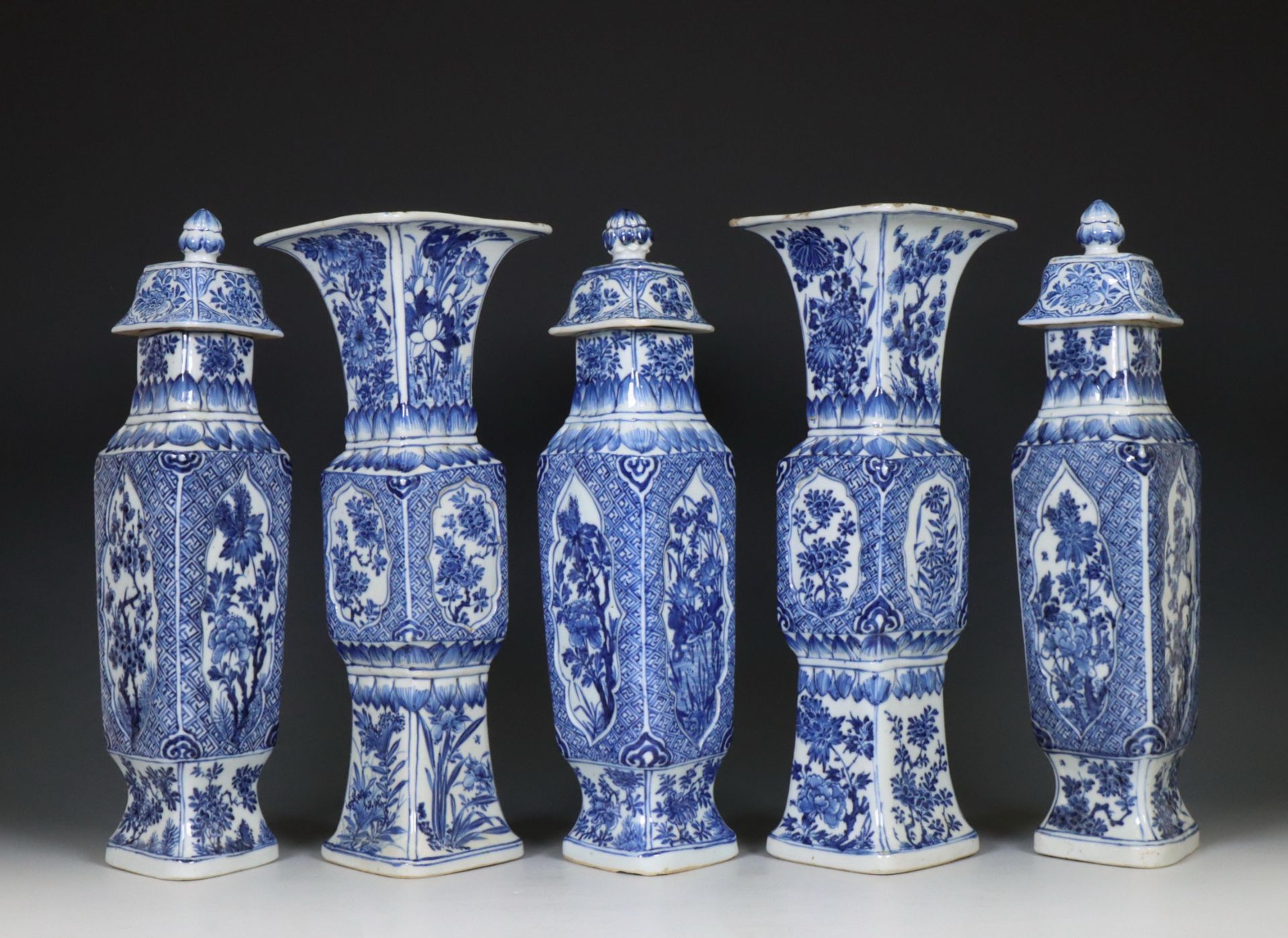 China, blue and white porcelain five-piece lozenge garniture, Kangxi (1662-1722), - Bild 5 aus 15