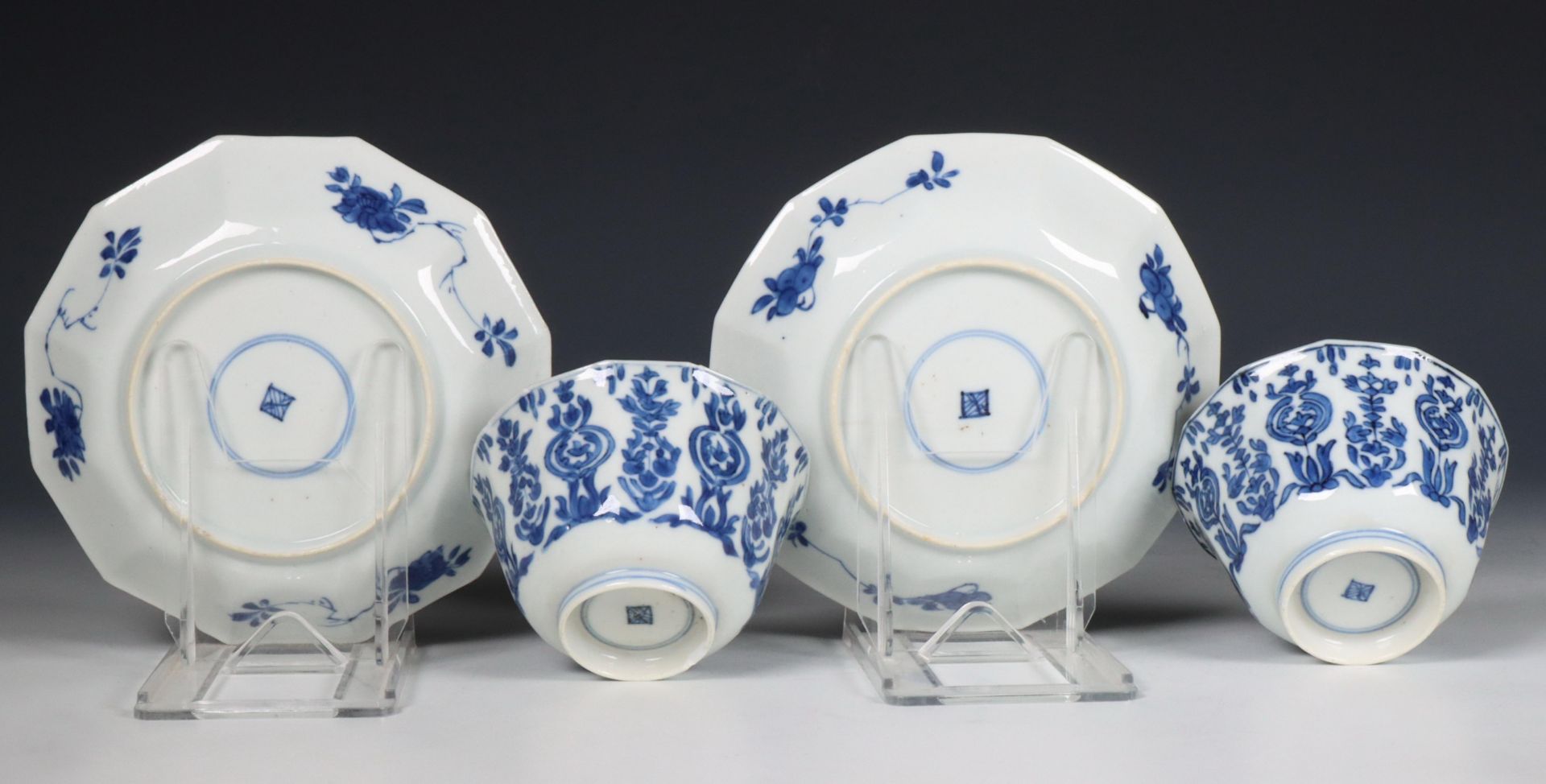 China, pair of canted blue and white porcelain teacups and saucers, Kangxi period (1662-1722), - Bild 2 aus 4