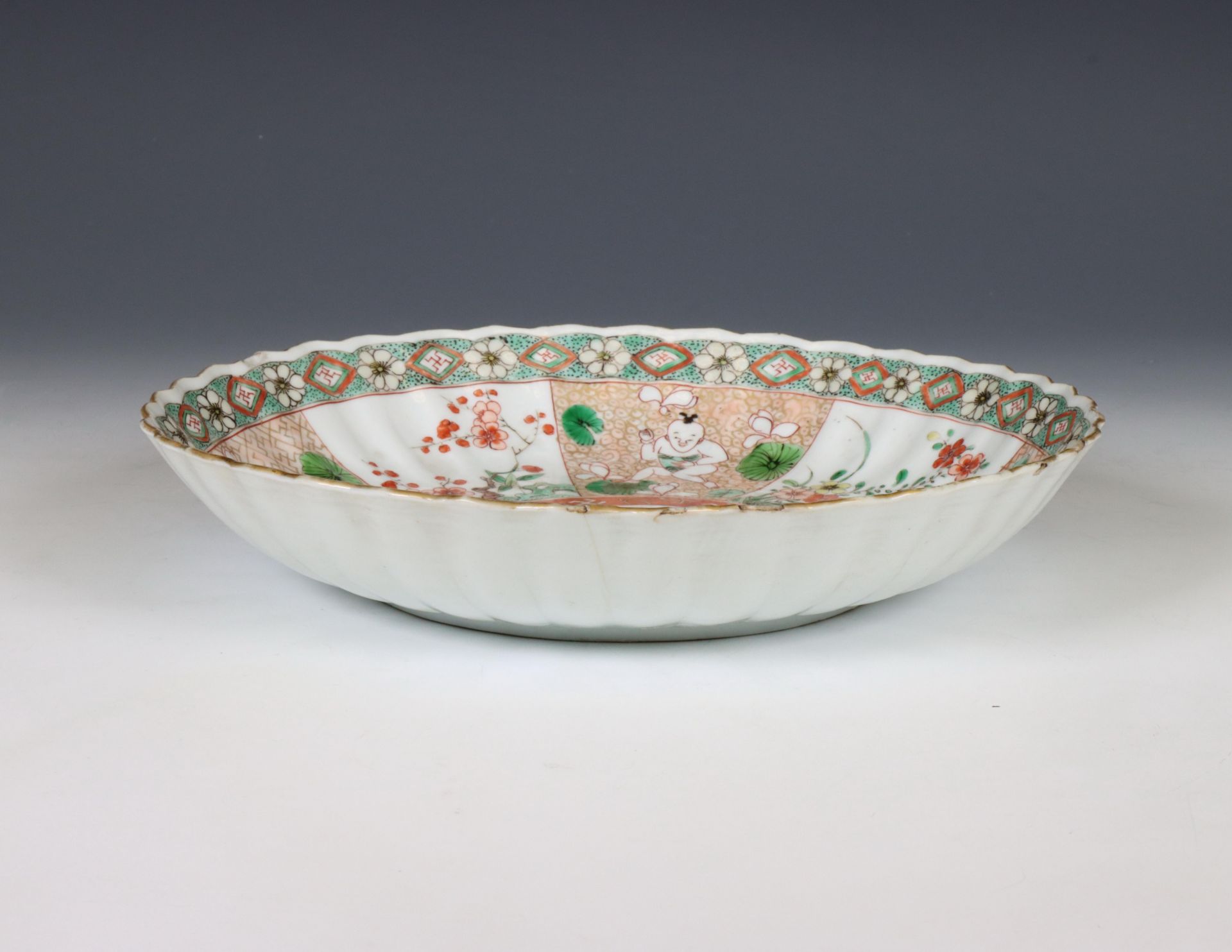 China, famille verte porcelain 'boy' dish, Kangxi period (1662-1722), - Image 2 of 4