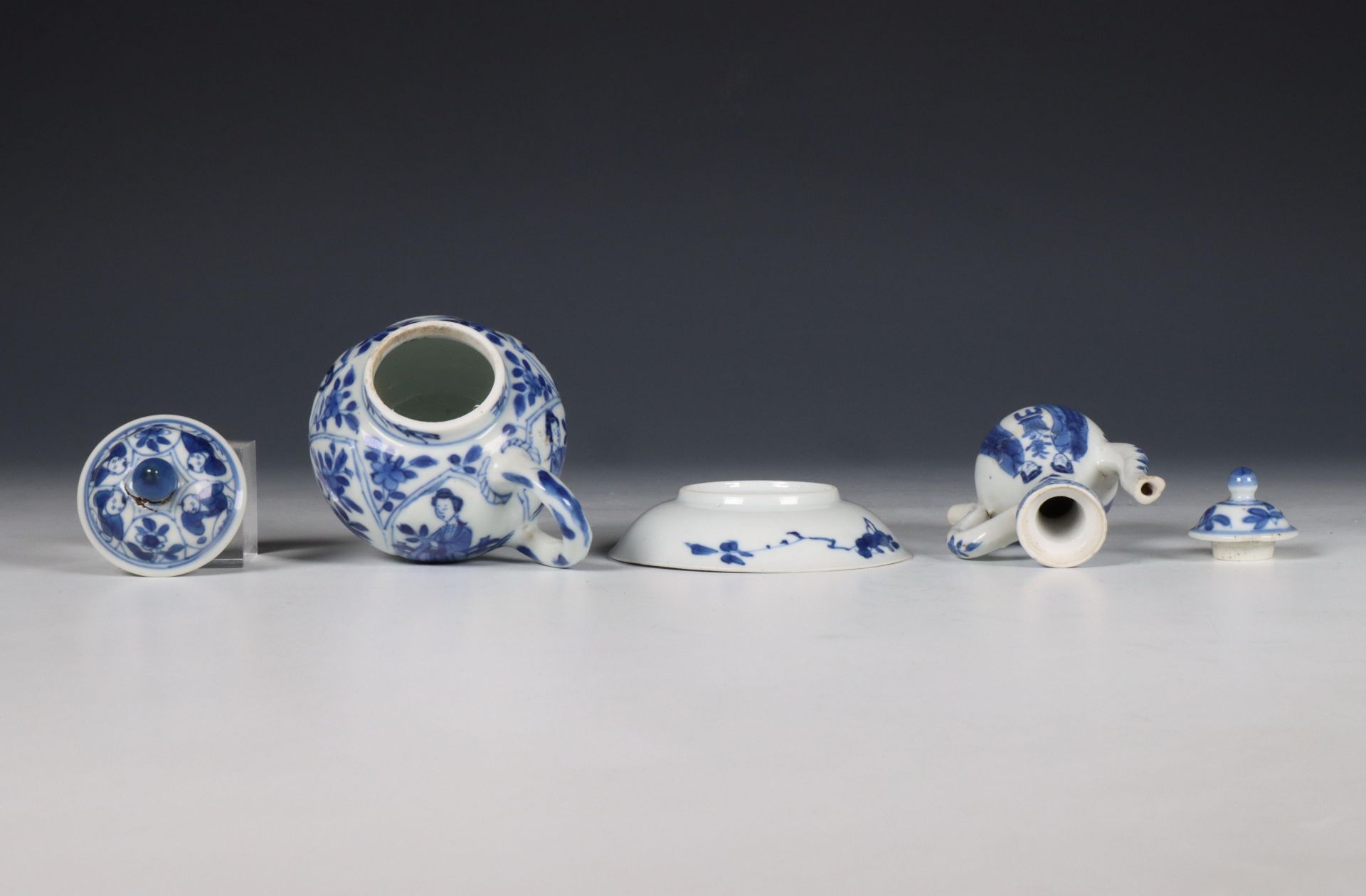 China, two small blue and white jars and one saucer, Kangxi period (1662-1722), - Bild 4 aus 6