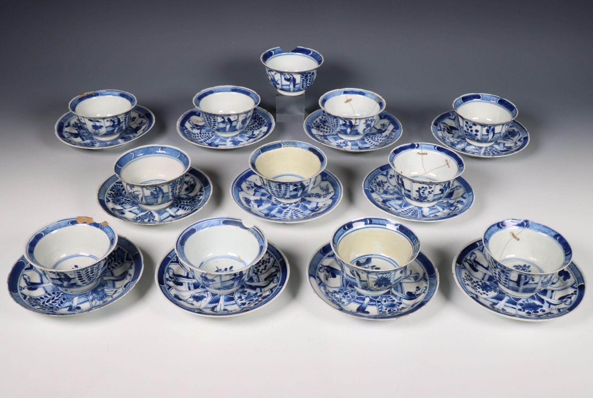 China, associated set of twelve blue and white porcelain tea bowls and eleven saucers, Kangxi period