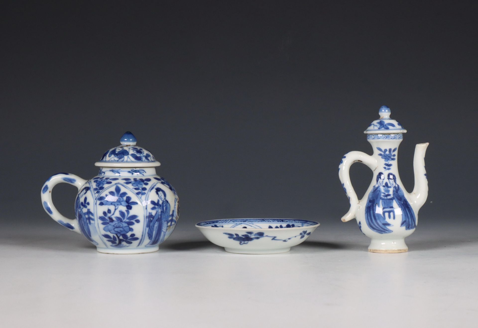 China, two small blue and white jars and one saucer, Kangxi period (1662-1722), - Bild 2 aus 6