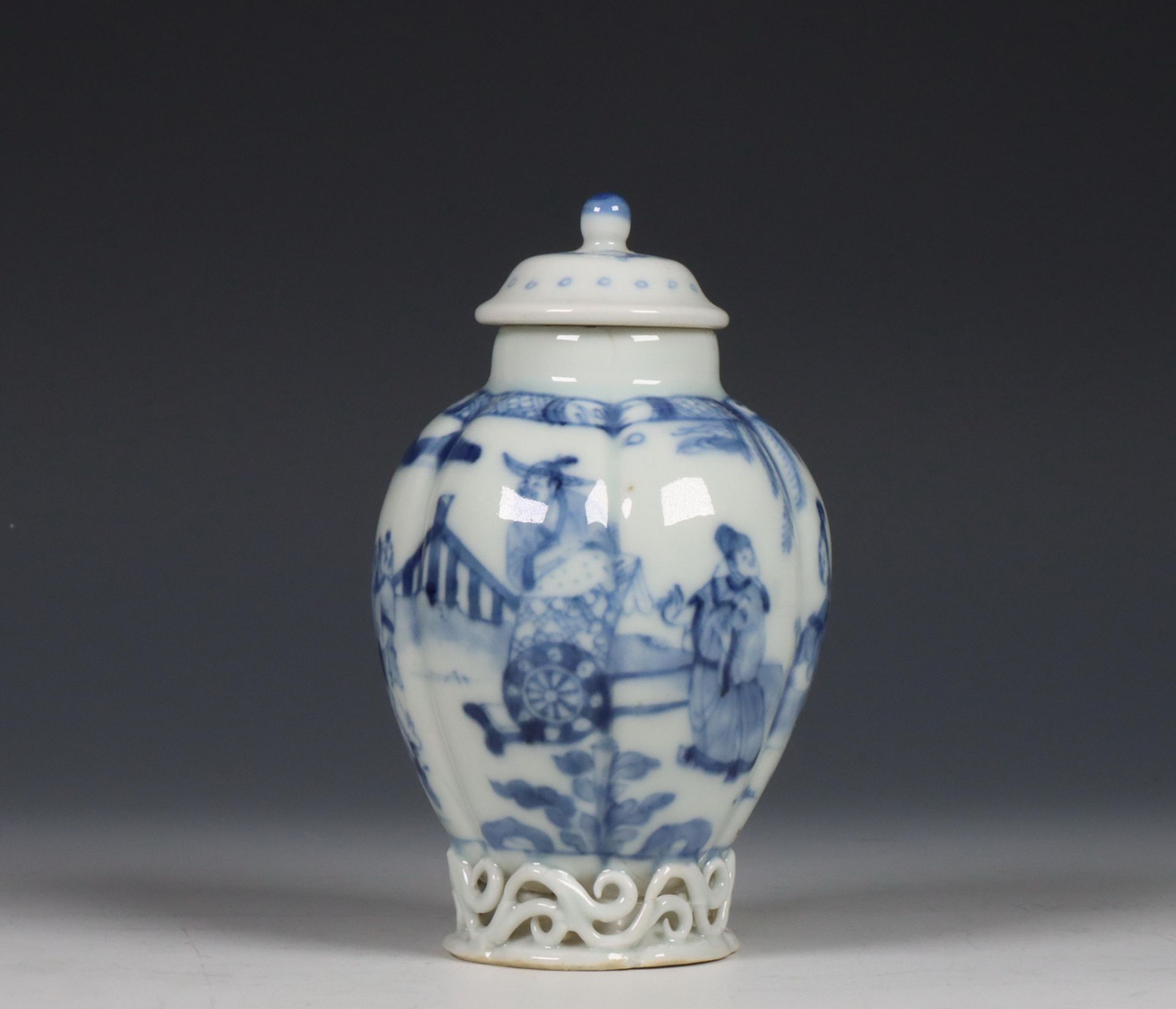 China, blue and white porcelain tea-caddy and cover, Kangxi period (1662-1722),