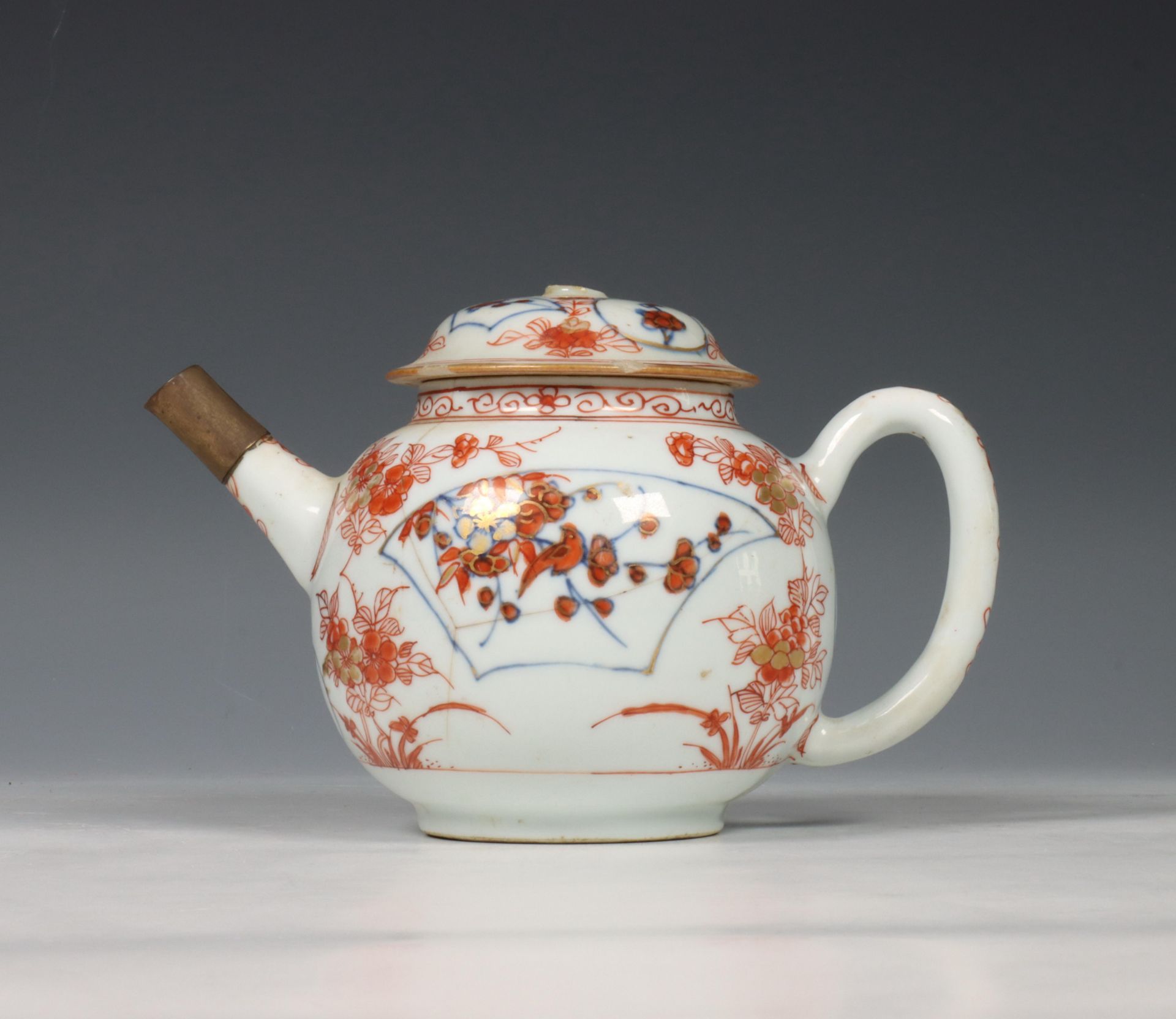 China, Imari porseleinen theepot en deksel, 18e eeuw,