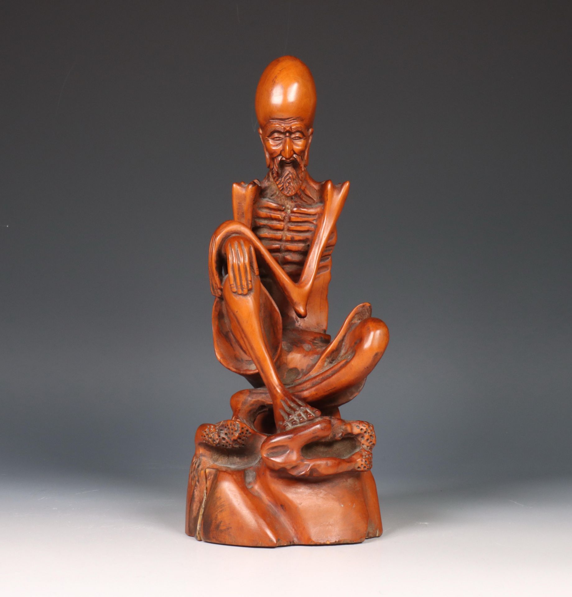 China, buxushouten figuur van een ascetische monnik, ca. 1900,