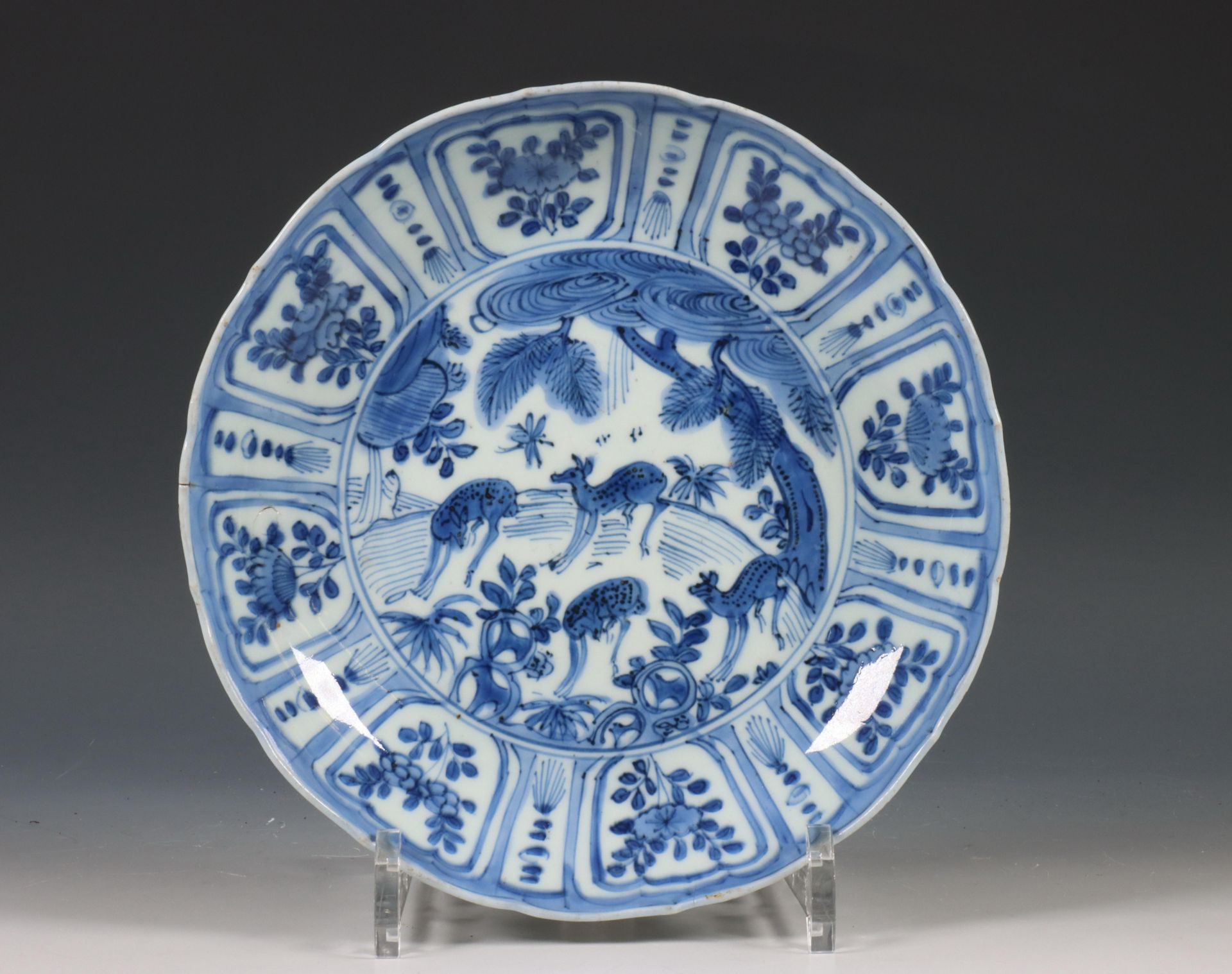 China, blauw-wit kraakporseleinen bordje, Wanli periode (1573-1620),
