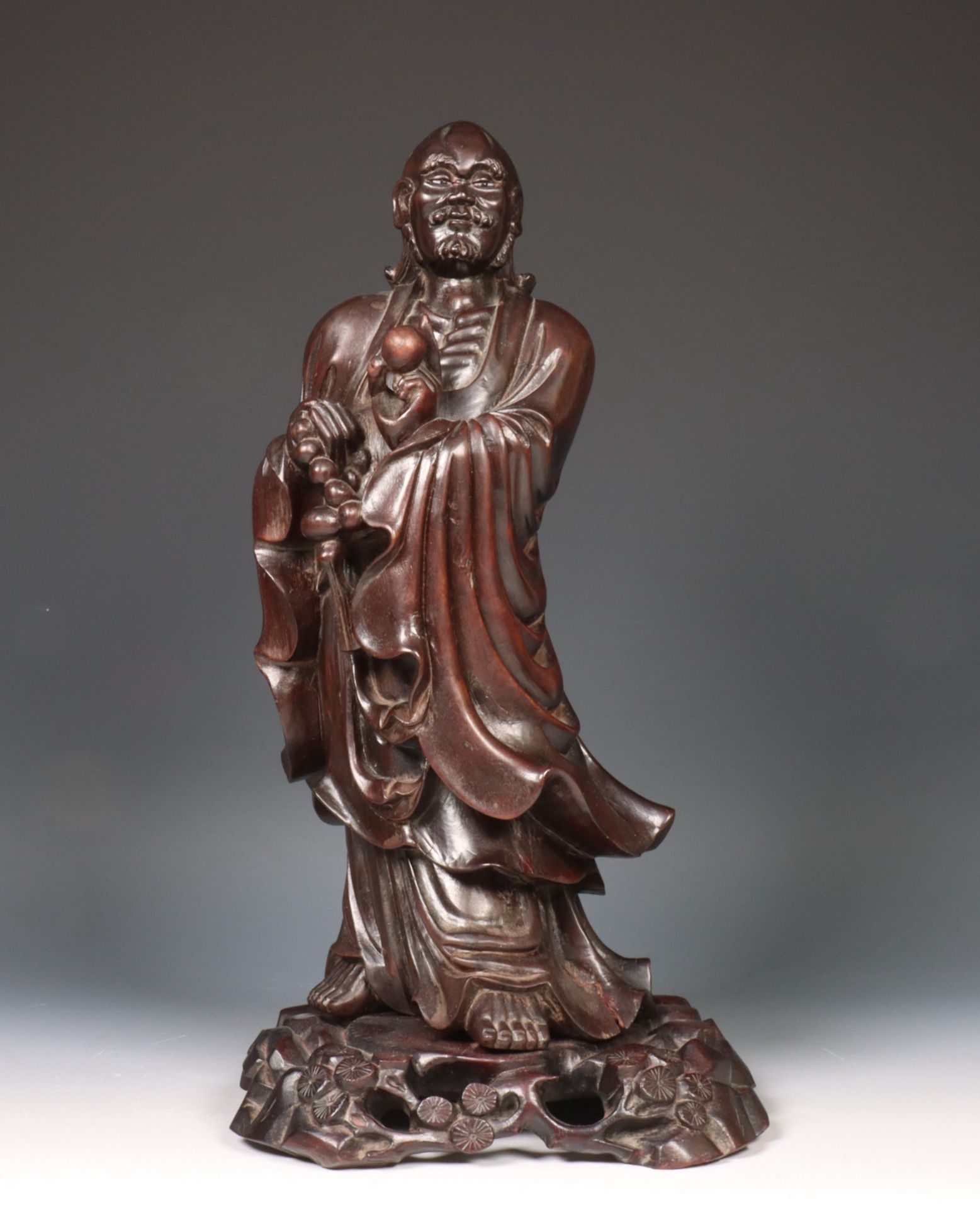 China, zwart houten figuur van een Luohan, ca. 1900,