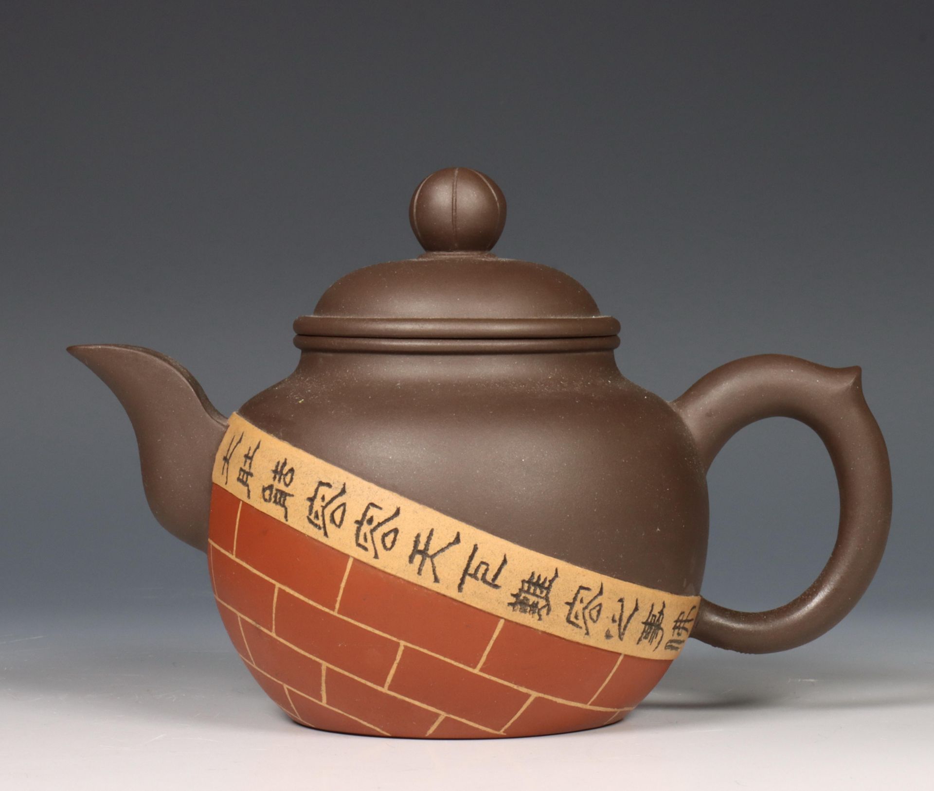China, Yixing aardewerken theepot en deksel, modern,