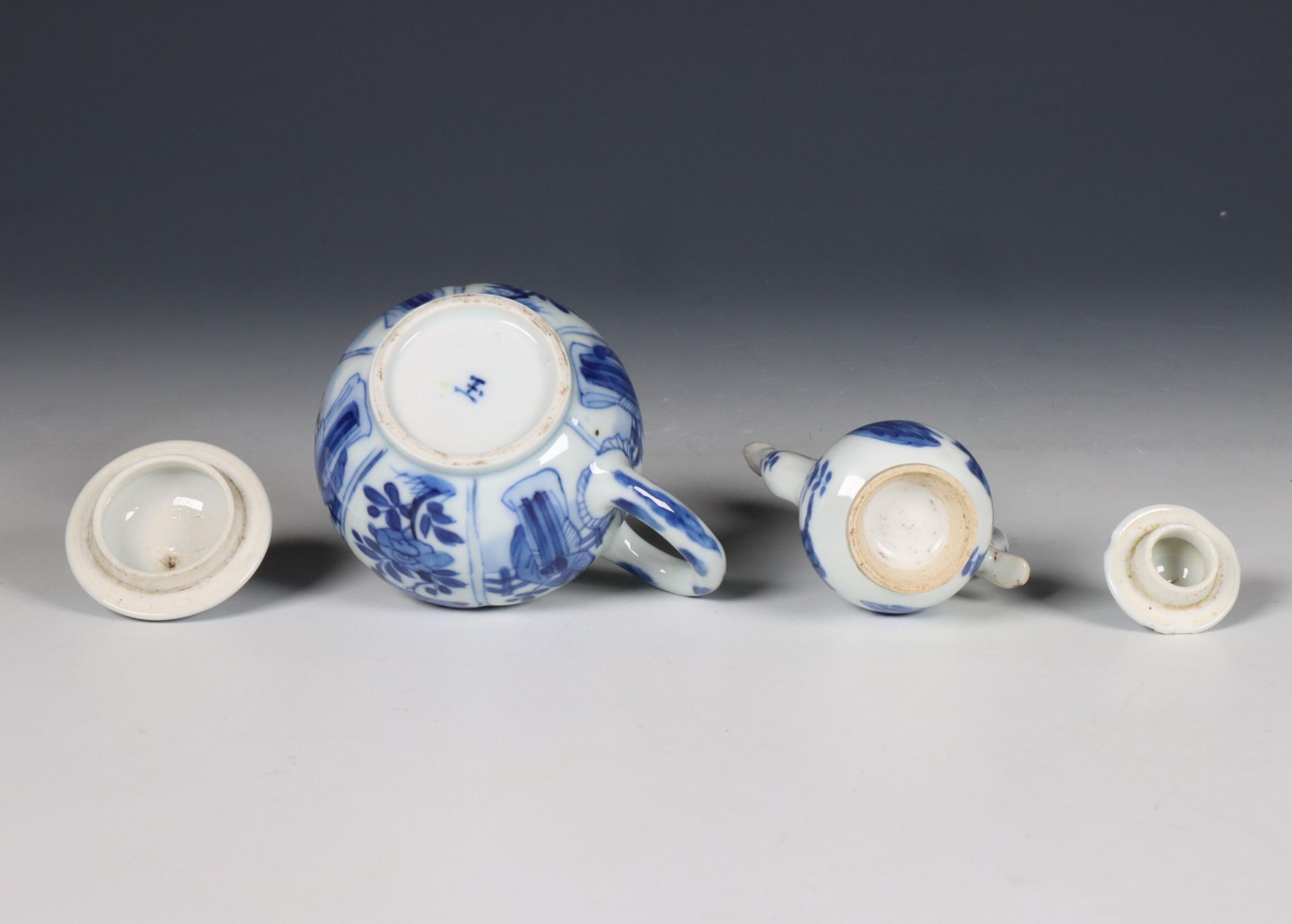 China, two small blue and white jars and one saucer, Kangxi period (1662-1722), - Bild 5 aus 6