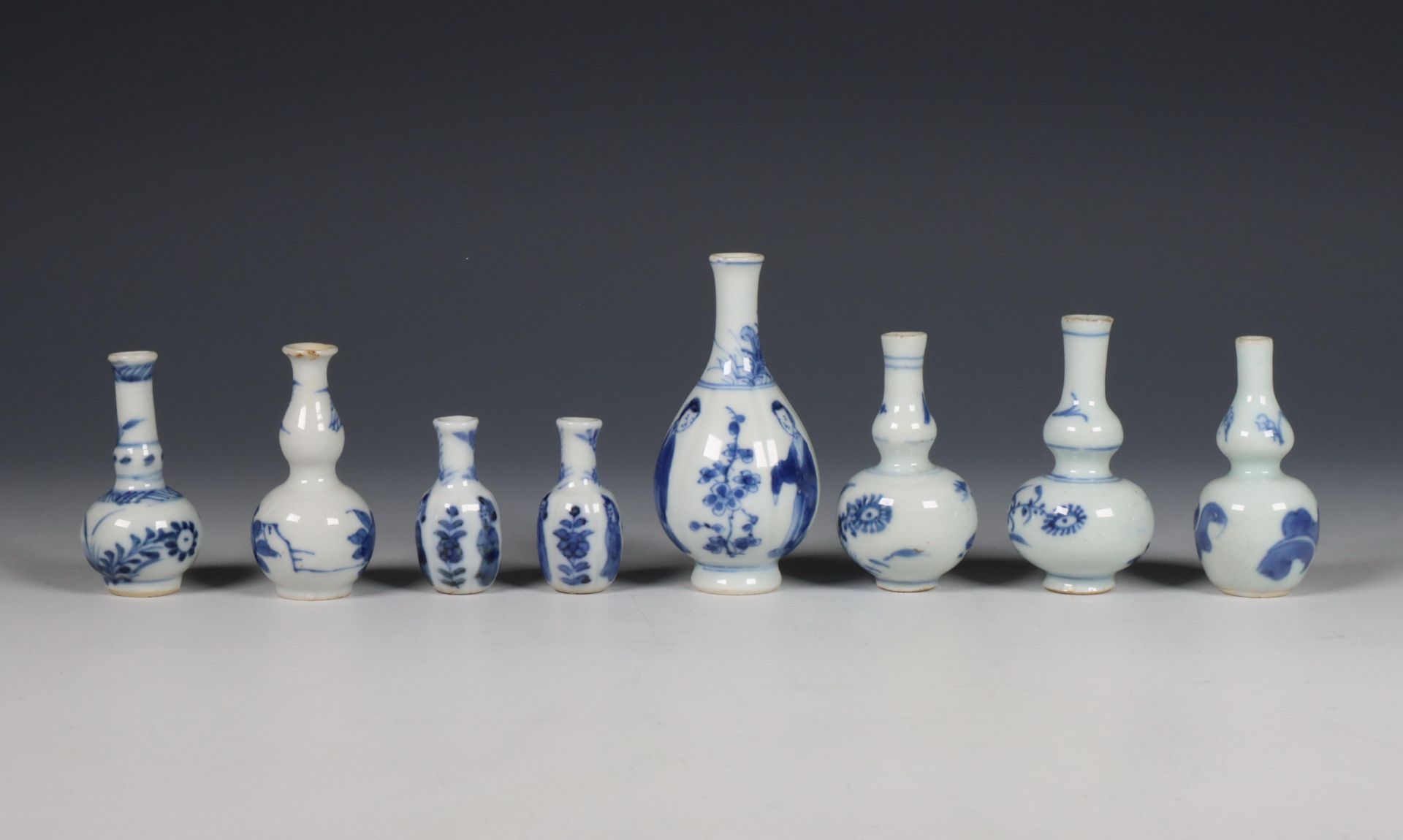 China, collection of blue and white porcelain miniature vases, 18th century, - Bild 5 aus 5