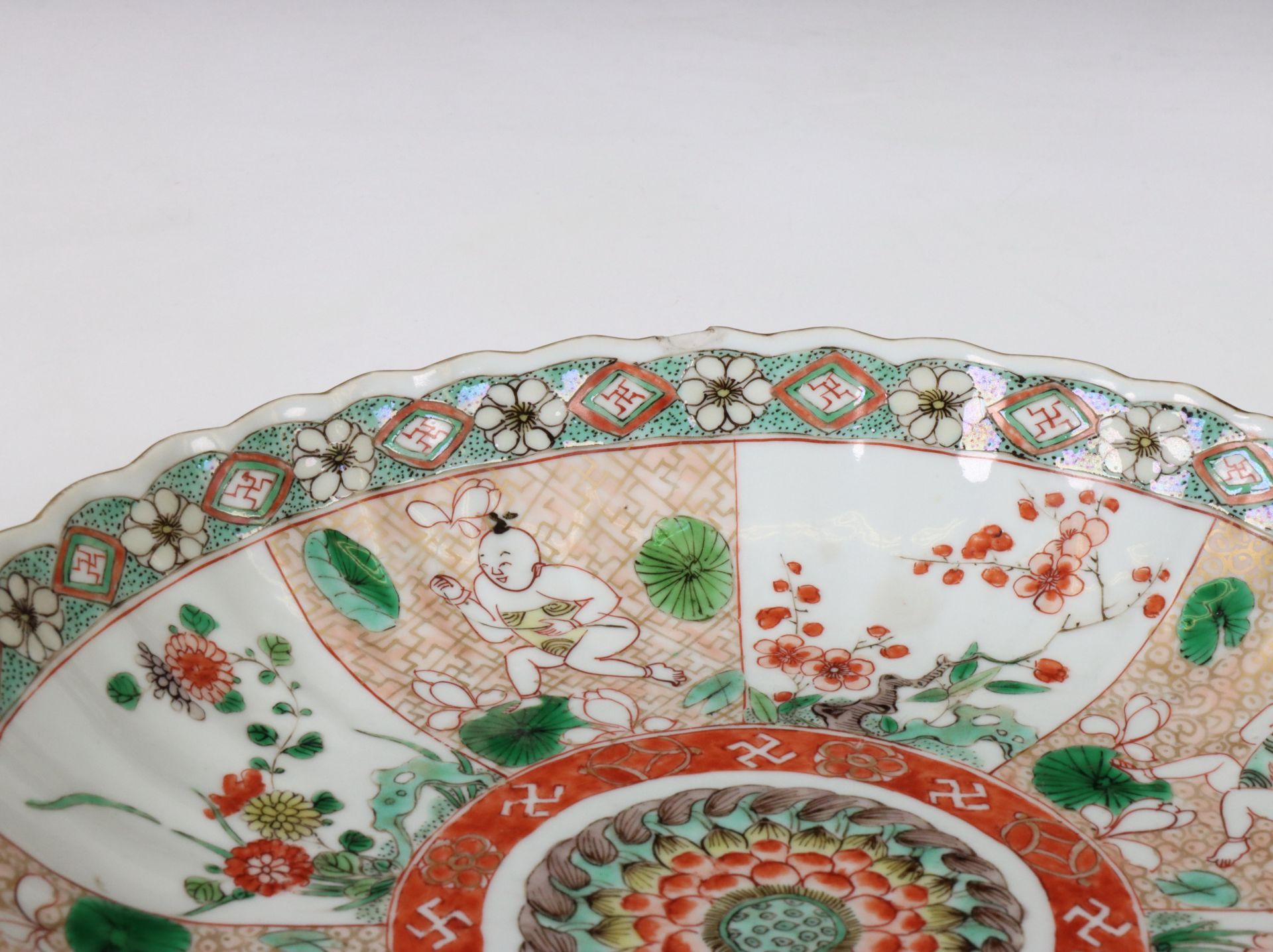 China, famille verte porcelain 'boy' dish, Kangxi period (1662-1722), - Image 3 of 4