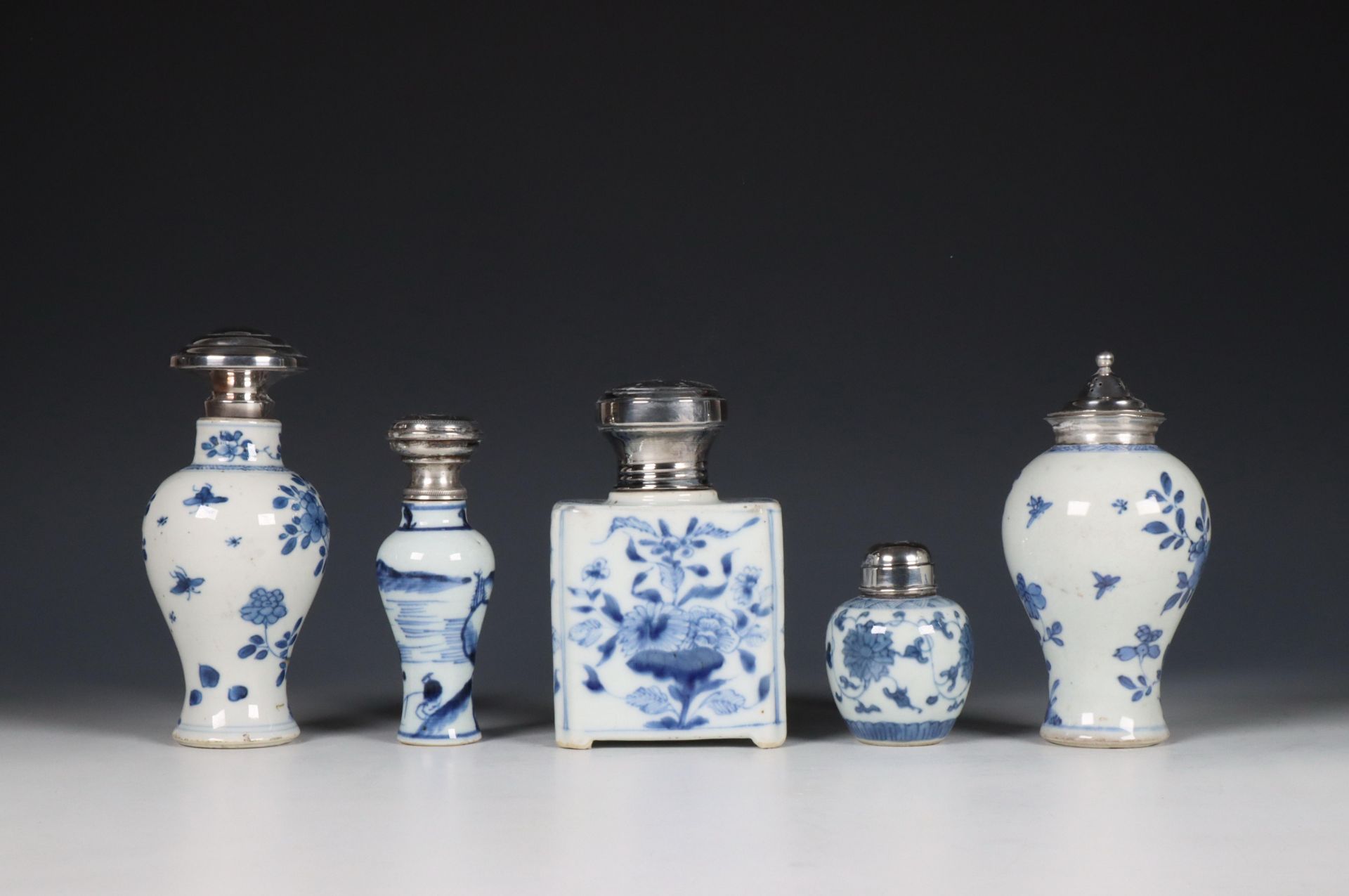 China, collection of blue and white silver-mounted tea-caddies, Kangxi period (1662-1722), the silve - Bild 2 aus 6