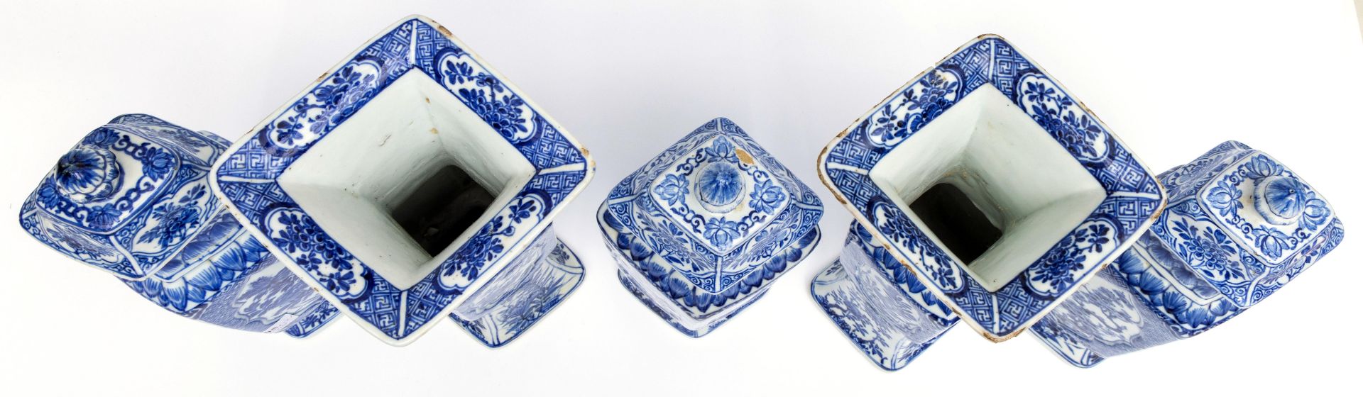 China, blue and white porcelain five-piece lozenge garniture, Kangxi (1662-1722), - Bild 12 aus 15