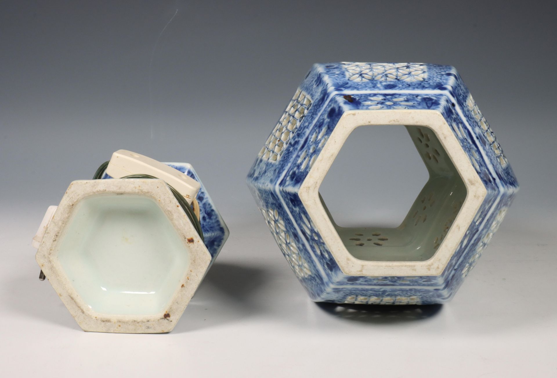 China, blue and white porcelain openworked 'devil ware' lantern on foot, 19th century, - Bild 5 aus 6