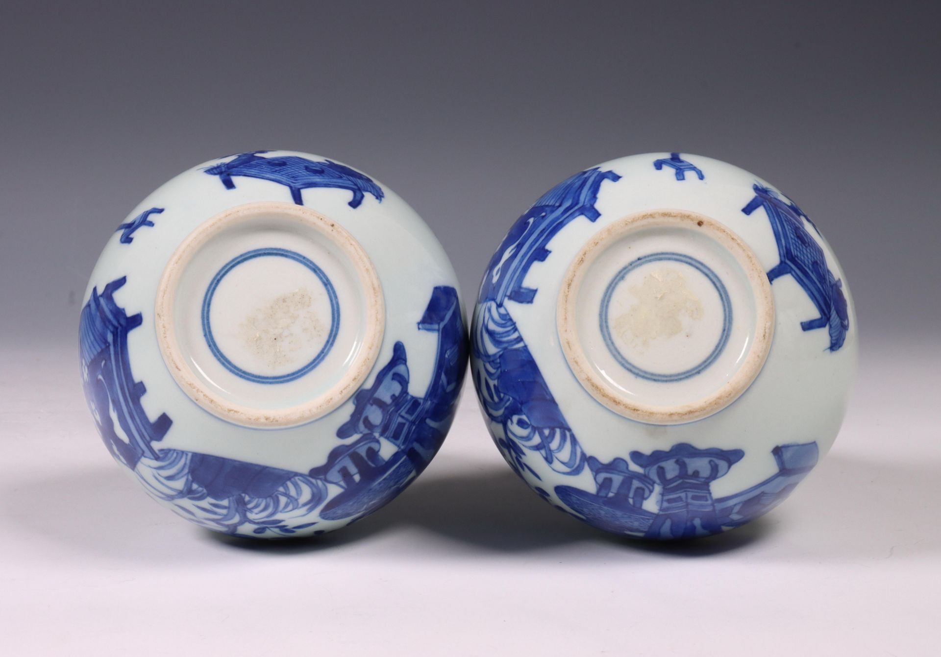 China, pair of blue and white garlic-neck vases, 19th/ 20th century, - Bild 5 aus 6