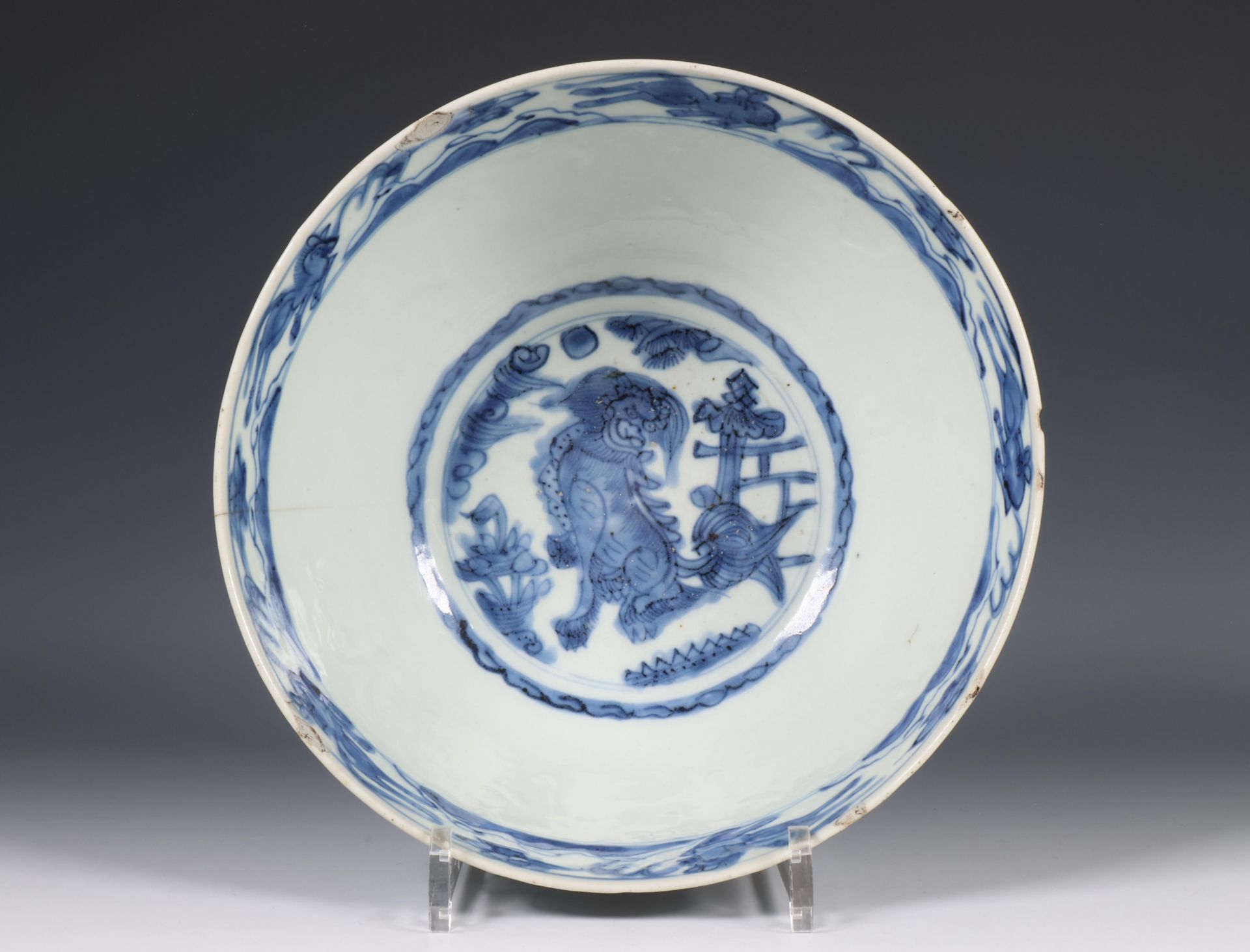 China, large blue and white porcelain bowl, mid-17th century, - Bild 4 aus 6