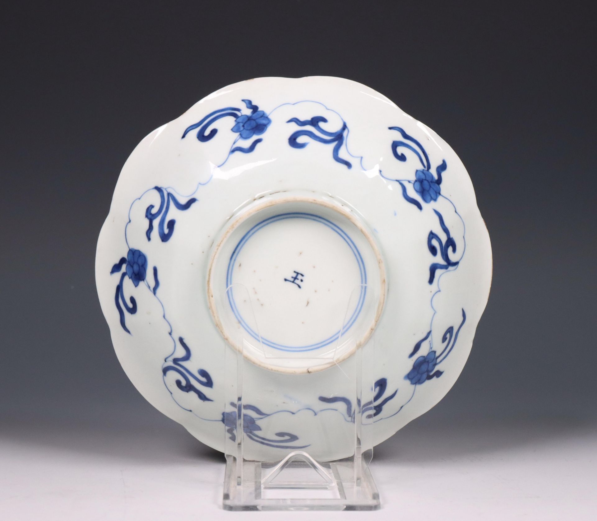 China, blue and white lobed saucer, Kangxi period (1662-1722), - Bild 3 aus 3