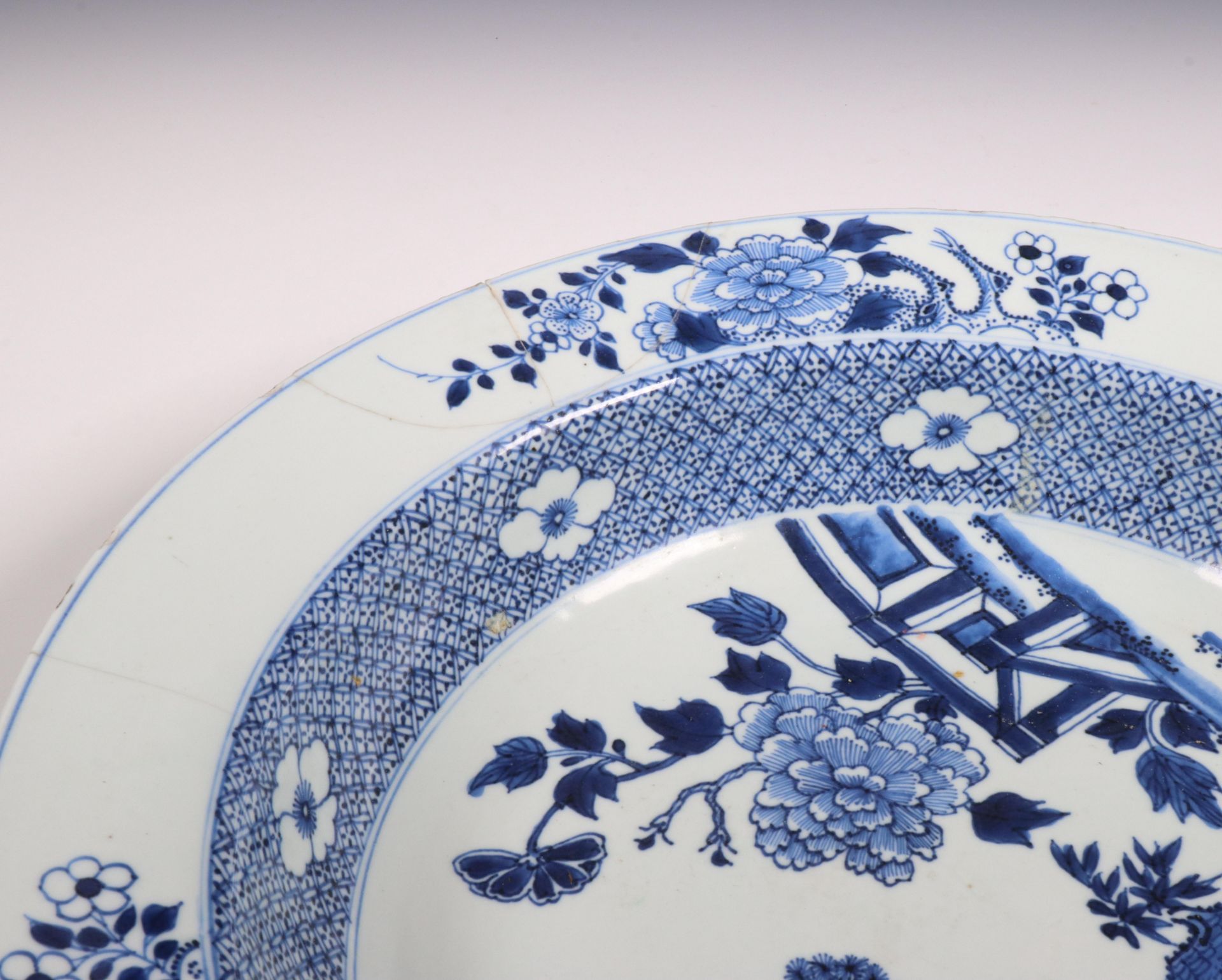 China, large blue and white porcelain serving dish, Qianlong period (1736-1795), - Image 3 of 4
