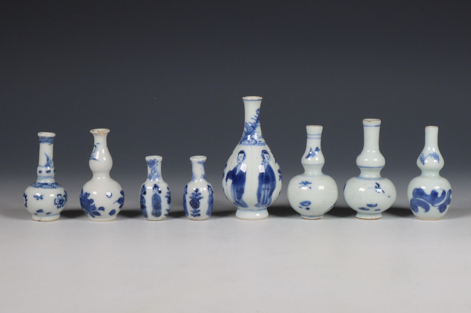 China, collection of blue and white porcelain miniature vases, 18th century, - Bild 2 aus 5