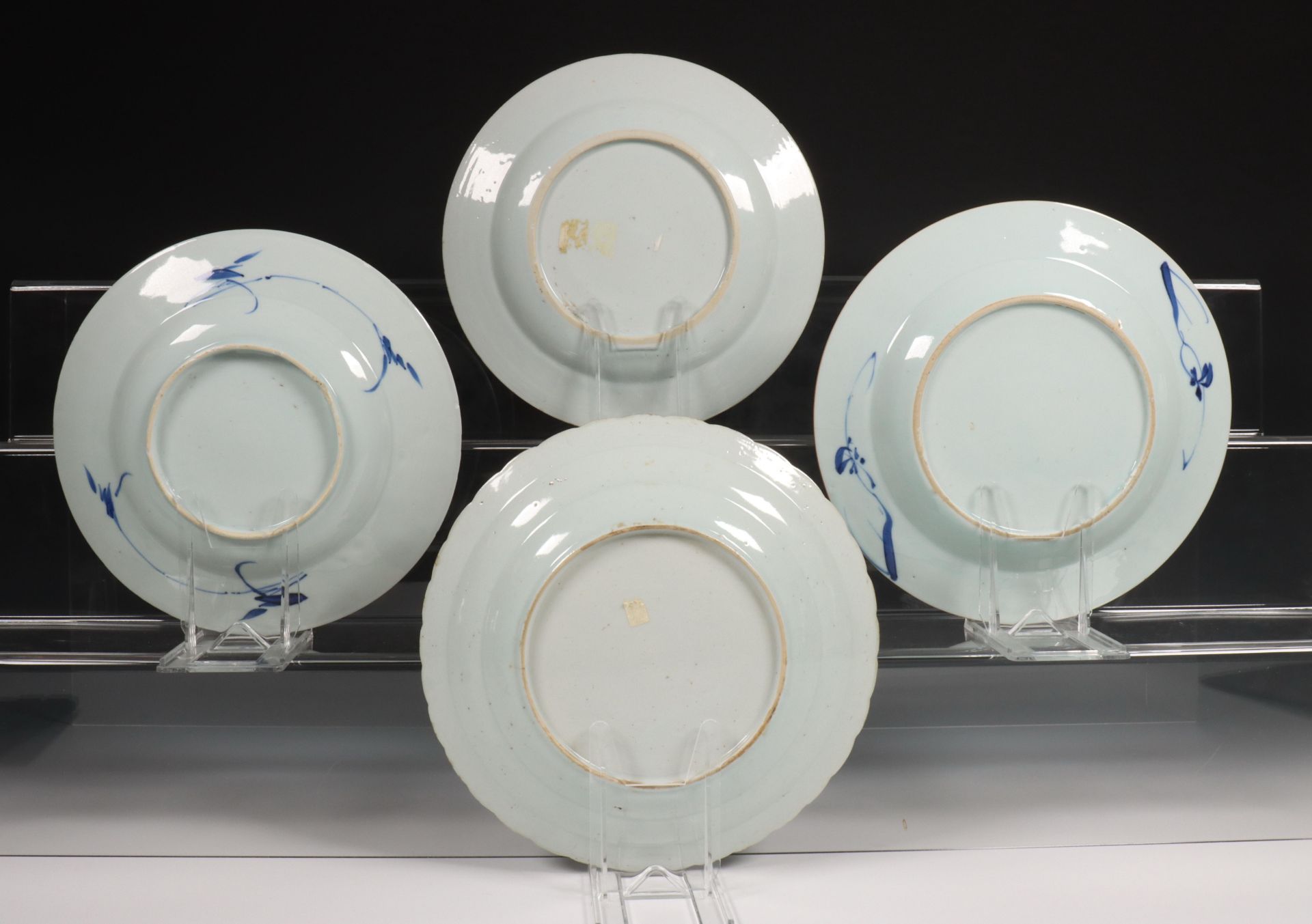China, four blue and white porcelain plates, Qianlong period (1736-1795), - Bild 2 aus 2